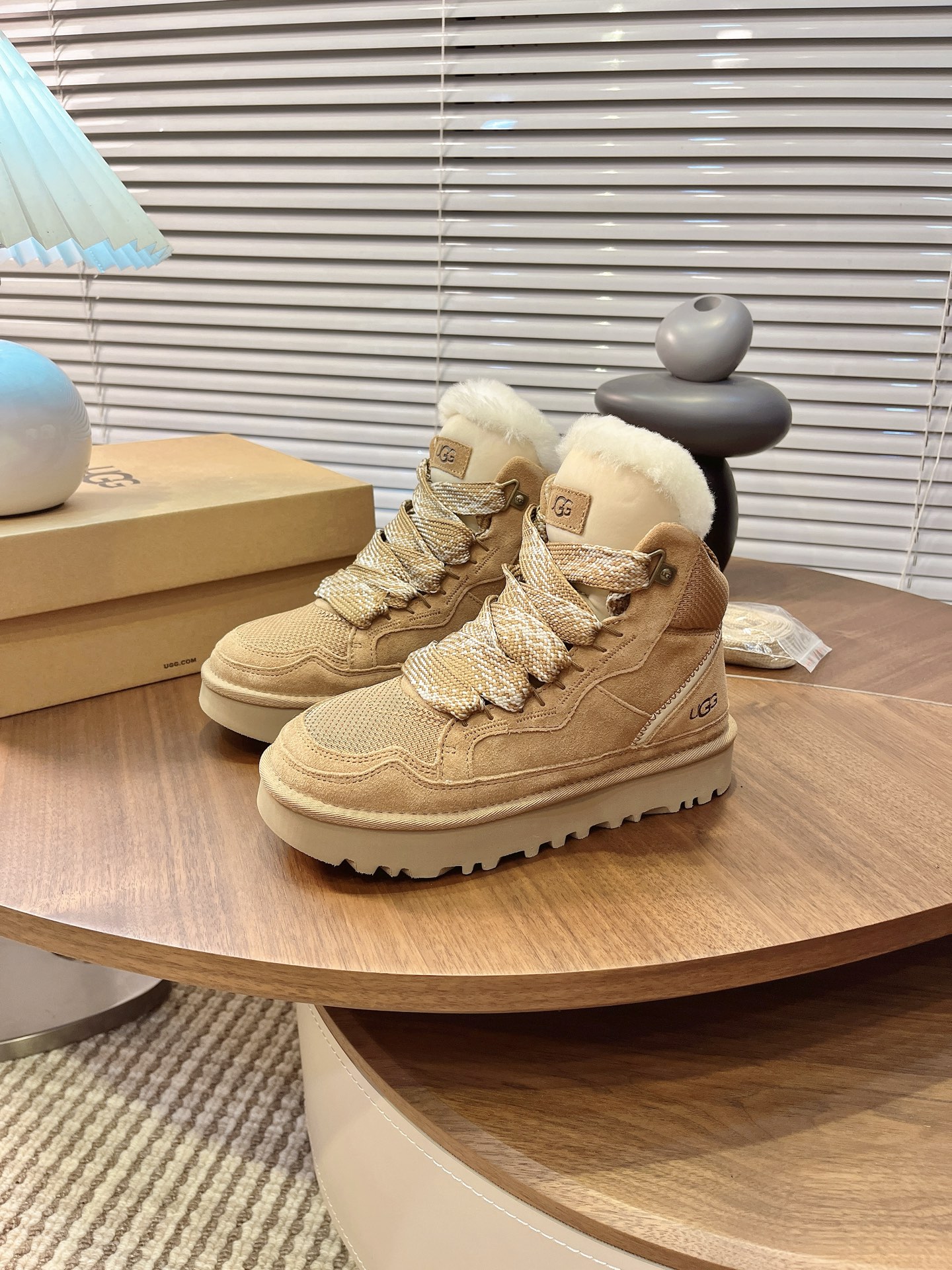 NO:560562,UGG | High-top Mel casual shoes upper design, recycled ballistic canvas mesh, high-quality suede upper, two-color flat shoelaces. Mesh lining sole material, comfortable Treadlite by #UGG #EVA light wing outsole. Sizes 35～41 (customized for 41), casual shoes/sports shoes, sneakers19860909UGG｜ 高帮梅尔休闲鞋 鞋面设计,再生弹道帆布网纱、采用优质翻毛皮鞋面,双色扁平鞋带. 网布内里 鞋底材质,舒适的Treadlite by #UGG #EVA 轻翼大底. 尺码35～41（41定做）,休闲鞋/运动鞋毛毛鞋,sneakers,Women's Shoes