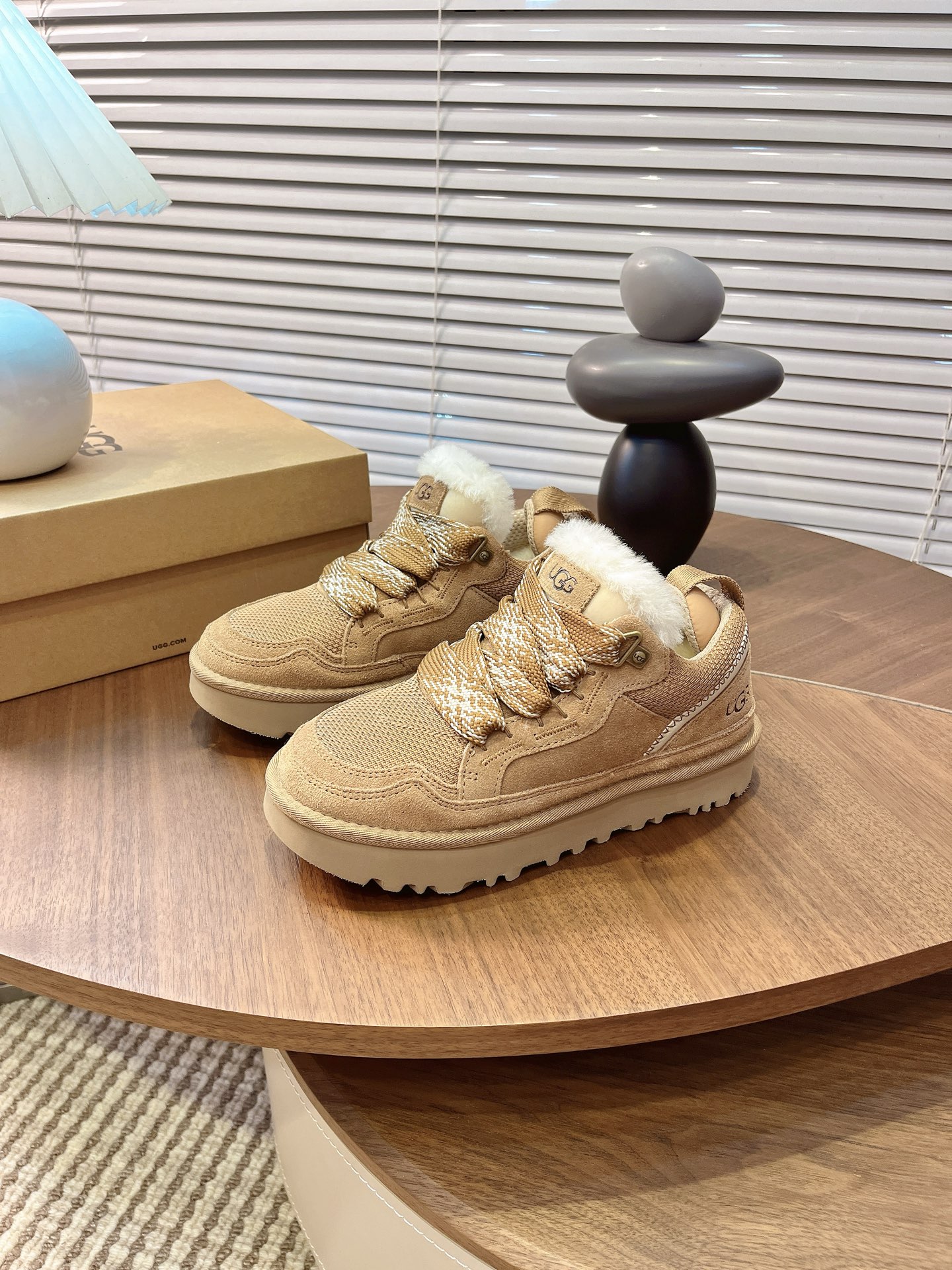 NO:560556,UGG autumn and winter new Meier casual shoes, snow boots, soft and skin-friendly, comfortable flat bottom, round toe, flat laces, low-top casual shoes, suede upper, recycled ballistic mesh mesh upper, embossed logo on the back of the heel, sole EVA, item number 1144032, size 35-40, casual shoes/sports shoes, boots, sneakers19860909UGG秋冬新款梅尔休闲鞋毛毛鞋,雪地靴 柔软亲肤,舒适平底圆头扁平鞋带低帮休闲鞋 鞋面翻毛皮,再生弹道布网纱鞋面跟后侧饰有压花logo 鞋底EVA 货号1144032 码数35-40,休闲鞋/运动鞋毛毛鞋,boots,sneakers,Women's Shoes