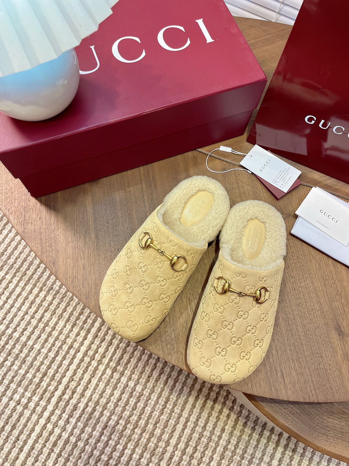 NO:560552,Gucci's new autumn and winter flat wool slippers, super comfortable double-strap wool slippers, simple and casual, fashionable and classy, ​​lazy and high-end, one of the most comfortable slippers. They look good and stylish for casual wear, Juejuezi, upper, lining, foot pads, all wool code number 35-40, semi-slippers, gucci, slippers19860909Gucci 秋冬新款 平底羊毛拖鞋 超舒适的 双带毛拖 简约随性 时髦有范,慵懒又不乏高级感,最舒适的拖鞋没有之一 随意上脚都好看有型,绝绝子 鞋面 内里 垫脚 全羊毛 码数35-40,半拖毛毛鞋,gucci,slippers,Women's Shoes