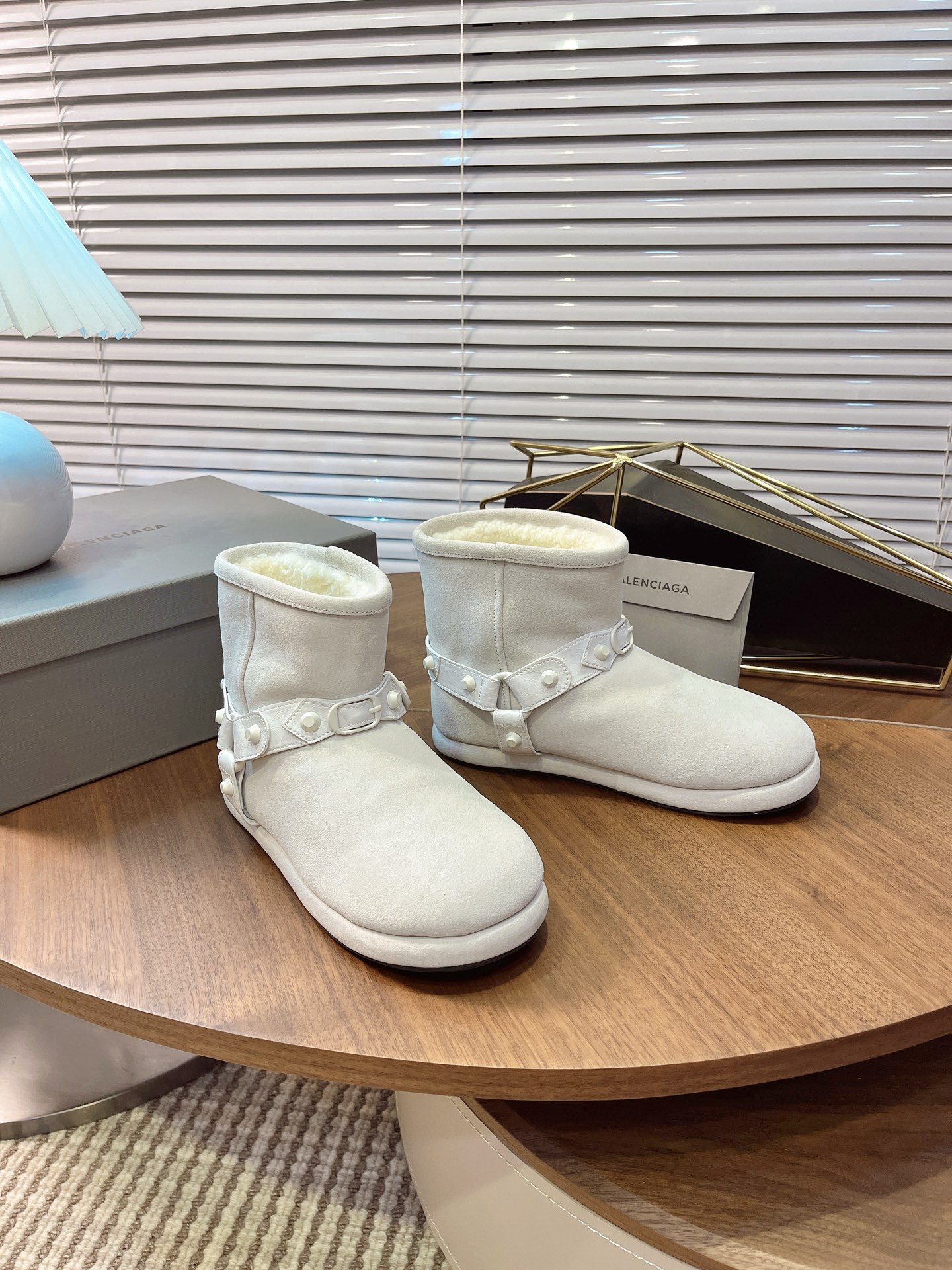 NO:560548,Balenciaga/Balenciaga 25WF new rivet belt thick-soled snow boots Demna's iconic collage aesthetics This snow boot uses dual symbols to reconstruct the rules of winter style. The staggered metal rivets on the shoe body are not simply decorative. They form a visual echo with the detachable wide belt at the ankle. The metal texture of the belt buckle collides with the gloss of the rivets, replicating the unruly aura of 'neo-biker'. The real wool filling inside provides continuous warmth below zero 80mm  The thick sole adopts an exclusive molded deep tooth pattern, which combines anti-slip wear resistance with natural height-increasing effect. It has the stability of functional boots when walking. It breaks the inherent perception of 'warmth means bulking'. With Made in Italy's exquisite stitching, the decorative edges of belts and rivets are integrated into snow boots. These boots are not only a weapon against wind and snow, but also   Balenciaga's comment on winter style uses the structural sense of the belt and the sharpness of the rivets to inject an unreplicable personality attitude into the minimalist functional tone. size35-39 (customized for 40), snow boots, balenciaga, balenciaga, boots19860909Balenciaga/巴黎世家25WF新品铆钉 皮带厚底雪地靴 Demna 标志性的拼贴美学 这款雪地靴以双重符号重构冬季风格法则 鞋身错落的金属铆钉并非单纯装饰 与脚踝处可拆卸的宽版皮带形成视觉呼应 皮带扣的金属质感与铆钉光泽碰撞 复刻「neo-biker」的不羁气场. 内里填充的真羊毛 零下持续暖意 80mm 厚底采用独家开模深齿纹路 兼顾防滑耐磨与自然增高效果 行走间既有机能靴的沉稳 它打破「保暖即臃肿」的固有认知 以 Made in Italy 的精湛针脚 将皮带与铆钉的装饰锋芒融入雪地靴中 这双靴子不止是抵御风雪的利器 更是 Balenciaga 对冬季风格的注解 用皮带的结构感与铆钉的尖锐感 在极简机能基调中注入不可复制的个性态度. size35-39（40定制）,雪地靴,balenciaga,balenciaga,boots,Women's Shoes