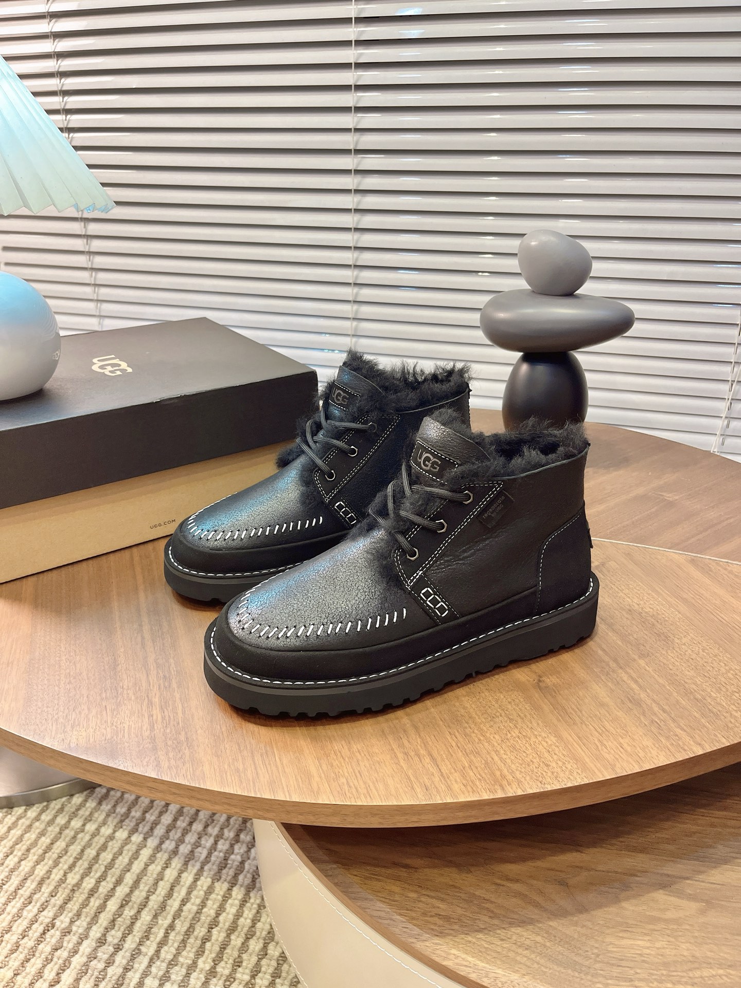 NO:560536,UGG Newm's handmade environmentally friendly men's snow boots | Men's lace-up short boots, with a luxurious texture made of sheepskin + EVA anti-slip outsole This winter, let it take care of all your comfortable travels without freezing your feet. You must arrange for fur!  Item No. 1144016 Size 39-45 Classic black model, a duo of coolness and warmth. The leather texture glows delicately under the light. With black plush and shoelaces, it can easily adapt to various styles. From street fashion to urban commuting, it can be held firmly;  Color-blocking models are a favorite among style players. The collision of suede and leather, the interweaving of off-white and khaki, and the embellishment of milky white plush, are like rubbing the tenderness of autumn into the shoes, casual and chic;  The dark brown model comes with a retro filter, aged leather texture and light brown shoelaces. It is retro and high-end, and every stitch has ingenuity. It is a textured choice that can withstand the scrutiny of time., snow boots, boots, sheepskin, chamois leather19860909UGG纽姆手作环保款 男士雪地靴｜男款 男士系带短靴,以羊皮毛一体的奢宠质感 +EVA防滑大底 这个冬天,让它承包你所有不冻脚的舒适出行,必须把加毛的安排上！ 货号1144016 码数39-45 经典黑款,是酷感与温暖的双重奏,皮革质感在光线下泛着细腻光泽,搭配黑色毛绒与鞋带,轻松适配各种风格,从街头潮酷到都市通勤,都能稳稳hold住； 拼色款则是风格玩家的心头好,麂皮与皮革的碰撞,米白与卡其的交织,再加上奶白色毛绒的点缀,像把秋日的温柔揉进了鞋里,随性又别致； 深棕款自带复古滤镜,做旧皮革质感搭配浅棕鞋带,复古中透着高级,每一道缝线都藏着匠心,是经得起时光推敲的质感之选.,雪地靴,boots,sheepskin,chamois leather,Women's Shoes