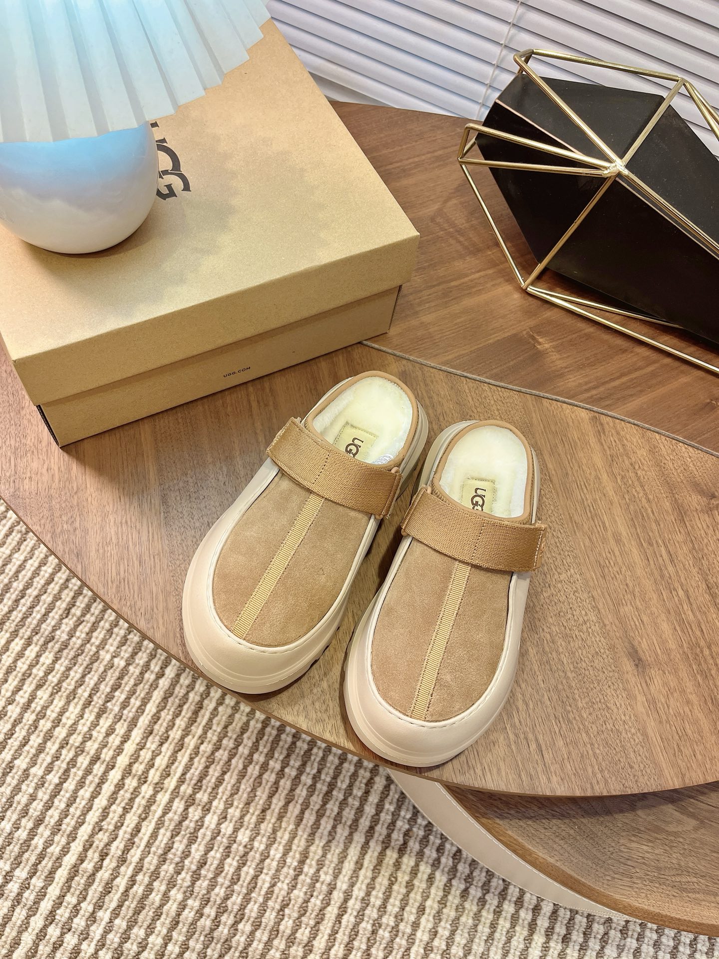 NO:560526,New UGG is on the market!  Modern casual men's and women's shoes for autumn and winter, low-cut shoes for couples, snow boots, slippers, two-way shoes, these ugly bread shoes are the best. Suede + sheepskin lining, super convenient to slip on. Adjustable upper straps. Velcro design adapts to various foot types. Thick soles hide flesh and increase height, making it feel like stepping on cotton. When you go out on the street, you are chased and asked. Do you want to be lazy and fashionable in autumn and winter?  Just lock this one. Style number, 1171355, size 35-41, men’s size 39-45, snow boots, boots, slippers, sheepskin, chamois leather19860909新款UGG上市啦！ 秋冬摩登休闲男女款 情侣款低帮鞋 雪地靴 拖鞋两穿鞋 被这组丑萌面包鞋拿捏  麂皮+羊皮毛一体内里,一脚蹬超方便 可调节鞋面束带 魔术贴设计适配各种脚型 厚底藏肉又增高,踩上去像踩棉花 出街被追着问 秋冬想偷懒又要潮？锁这波就对了 款号,1171355 码数35-41码,男款39-45,雪地靴,boots,slippers,sheepskin,chamois leather,Women's Shoes