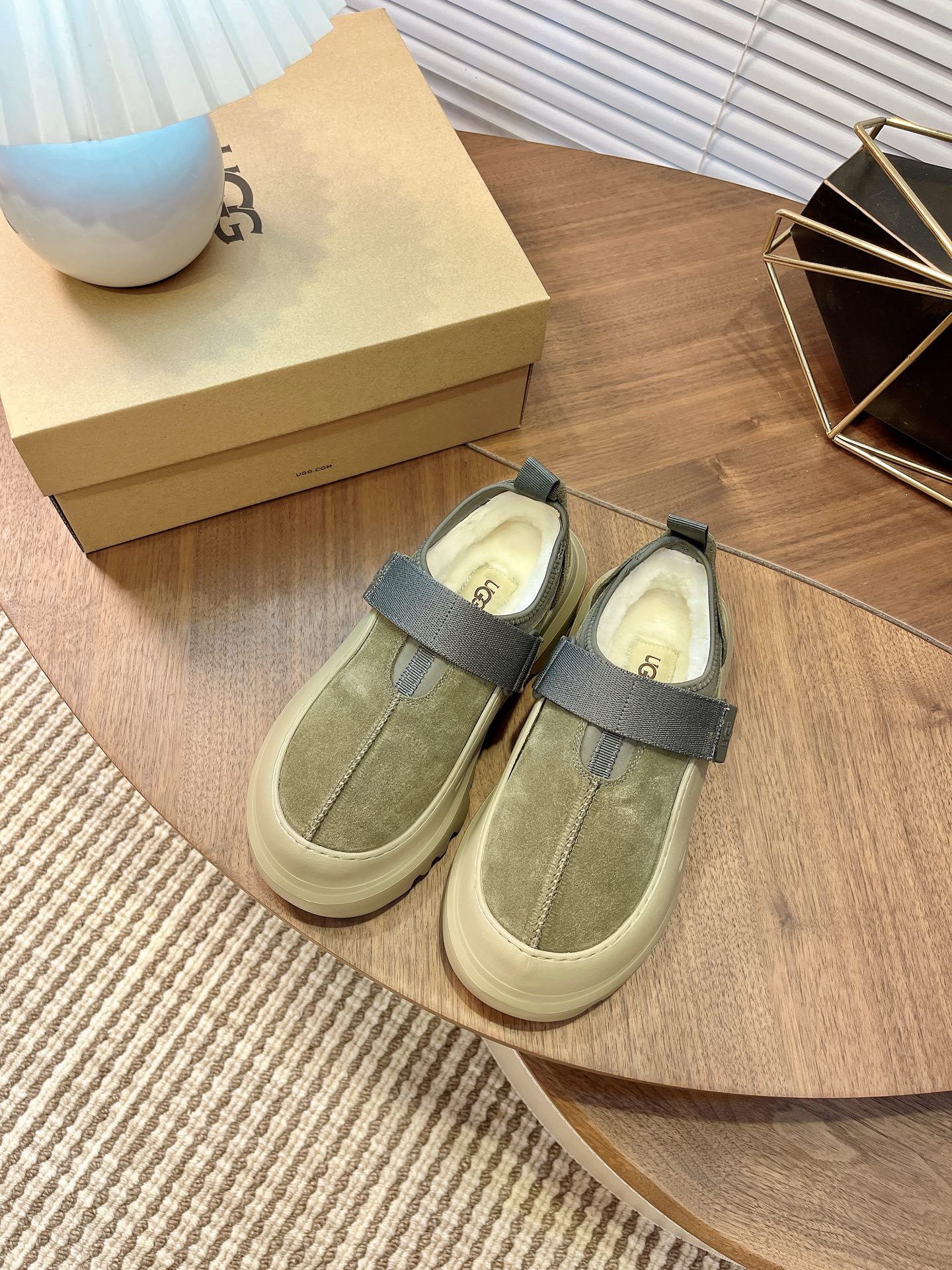 UGucci Modern Casual Low-Top Mules for Men and Women in Suede and Shearling 3 i1760129174888 2157 0 0