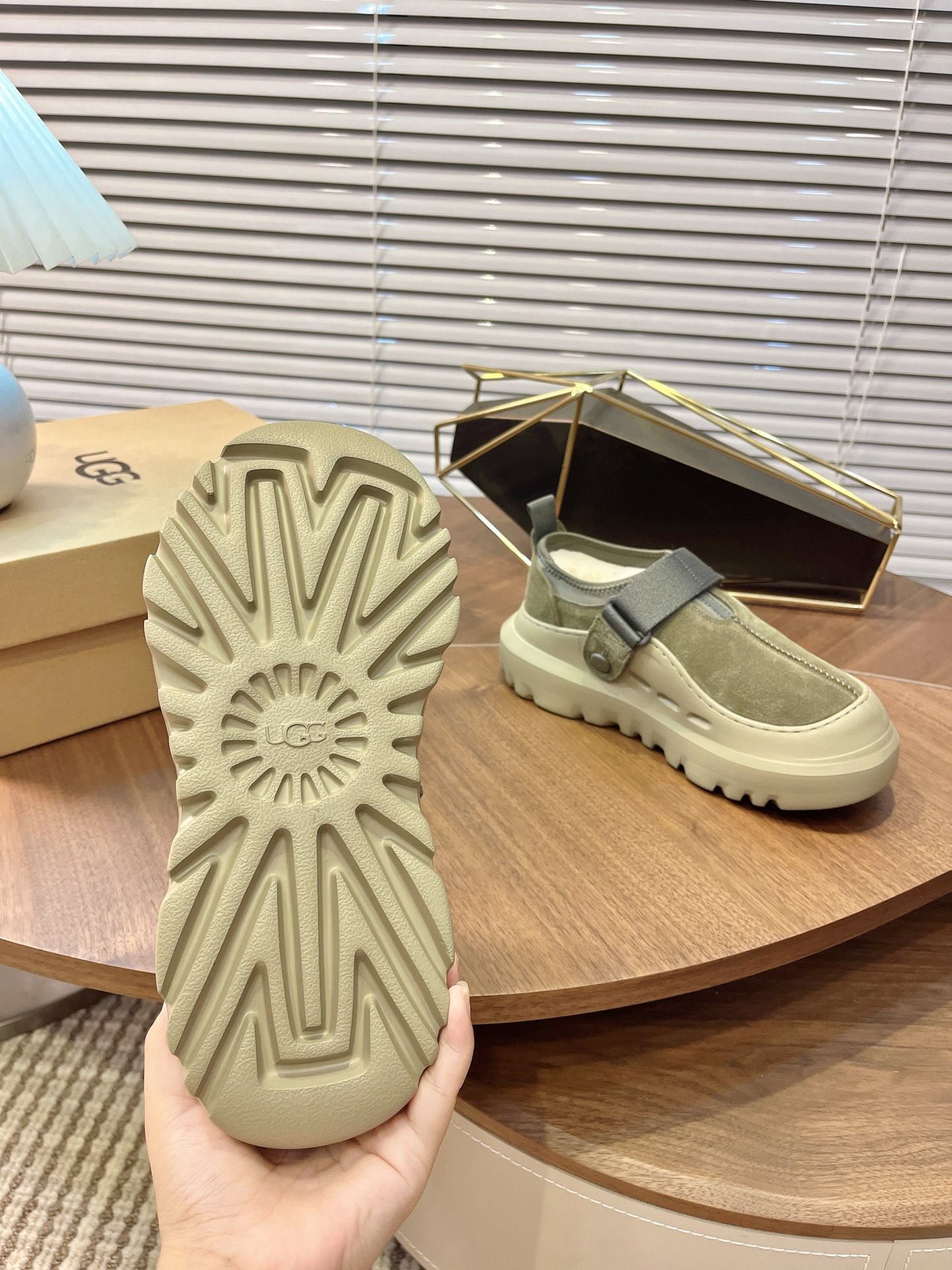 UGucci Modern Casual Low-Top Mules for Men and Women in Suede and Shearling 10 i1760129174918 3623 0 3