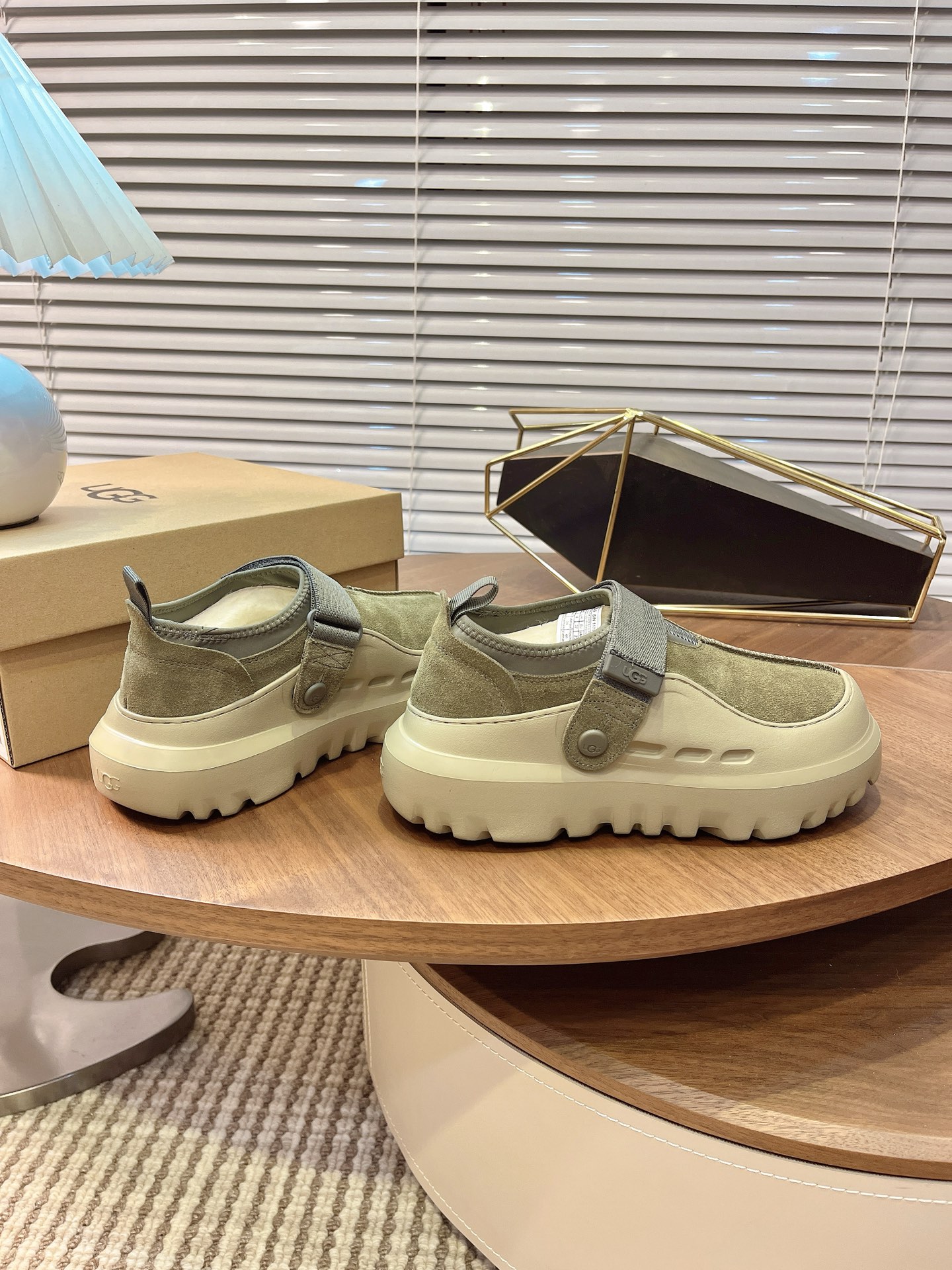 UGucci Modern Casual Low-Top Mules for Men and Women in Suede and Shearling 7 i1760129180242 4974 0 4