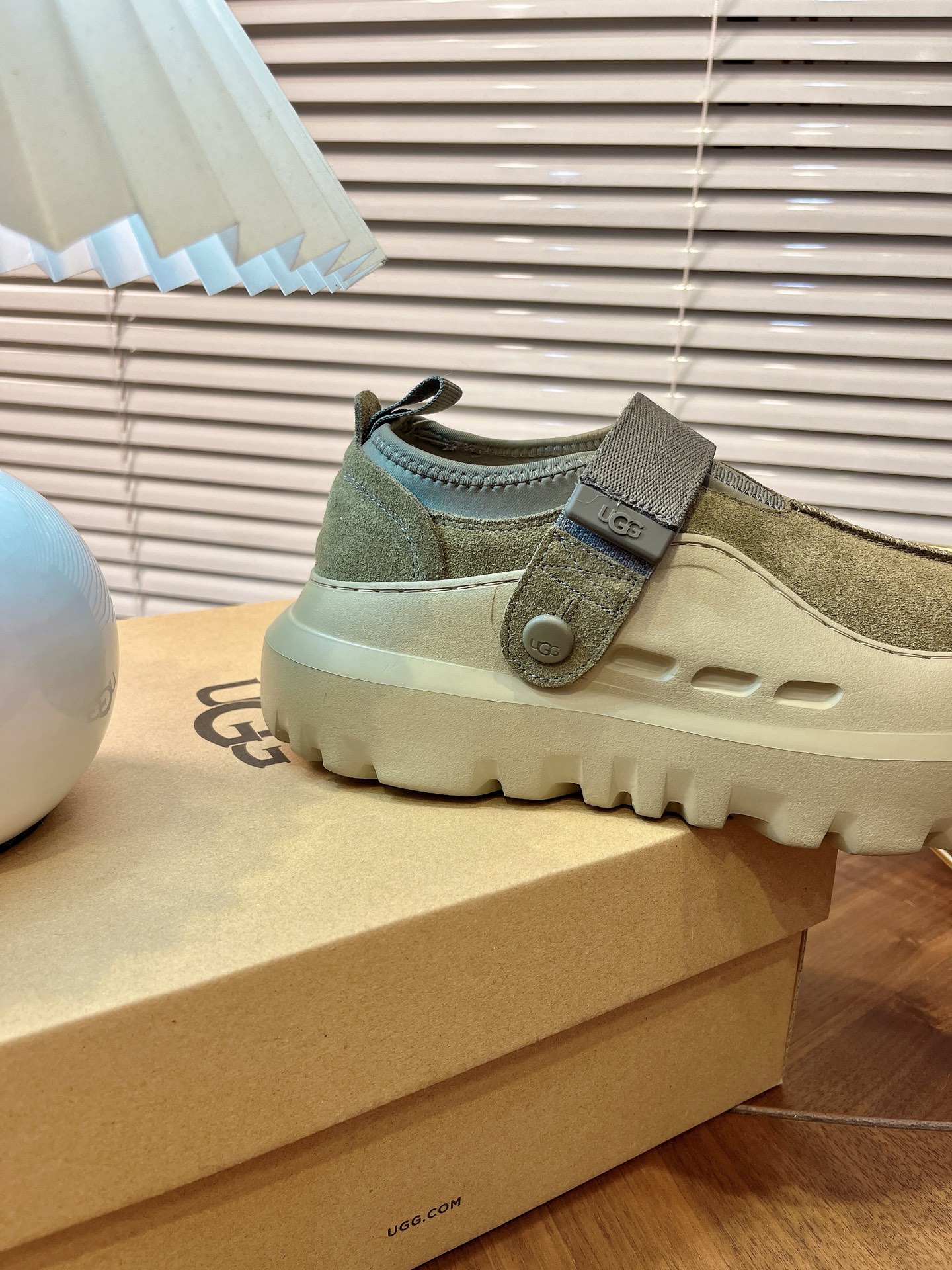 UGucci Modern Casual Low-Top Mules for Men and Women in Suede and Shearling 6 i1760129180277 1892 0 2