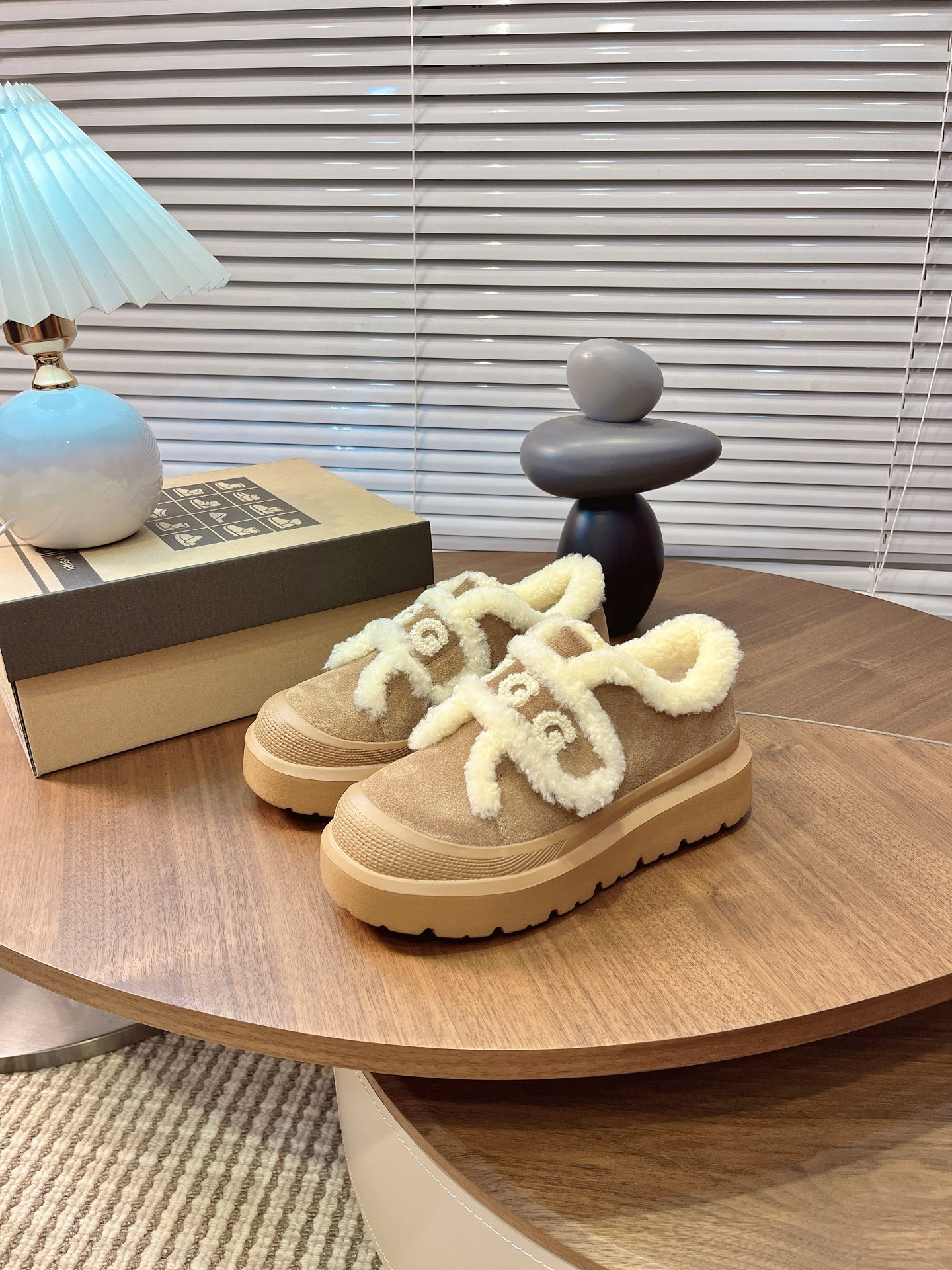 NO:560551,Autumn and winter cuteness hits!  This pair of UGG furry shoes and snow boots has got me. Who can resist the furry fur in winter?  !  The soft lamb wool Velcro design welds 'cuteness' and 'warmth' to the feet ~ The light khaki style is fufu, and when paired with a sweatshirt and jeans, you will look like a sweet girl, and the thick soles can also quietly increase your height!  The dark brown model (two versions) has a retro feel and looks great with coats and woolen skirts. The slip-on design will make lazy people ecstatic~ The moment you step into the shoes wrapped in wool, you will be warmed to your heart!  It provides me with all the atmosphere and practicality of autumn and winter outfits. 35-40, snow boots, boots, hoodie, sweatshirts, skirts, jeans19860909秋冬可爱暴击！这双UGG毛毛鞋 雪地靴 把我拿捏住了 谁能拒绝冬天的毛绒绒啊！！ 软乎乎的羊羔毛魔术贴设计,把“可爱”和“保暖”焊在脚上～ 浅卡其款奶fufu的,搭卫衣牛仔裤就是甜妹本妹,厚底还能悄悄增高！ 深棕款（两版）复古感拉满,配大衣、毛呢裙都很绝,一脚蹬设计懒人狂喜～ 裹着羊毛踩进鞋里的瞬间,暖到心坎里！秋冬穿搭的氛围感和实穿性,它全给我安排明白了 35-40,雪地靴,boots,hoodie,sweatshirts,skirts,jeans,Women's Shoes