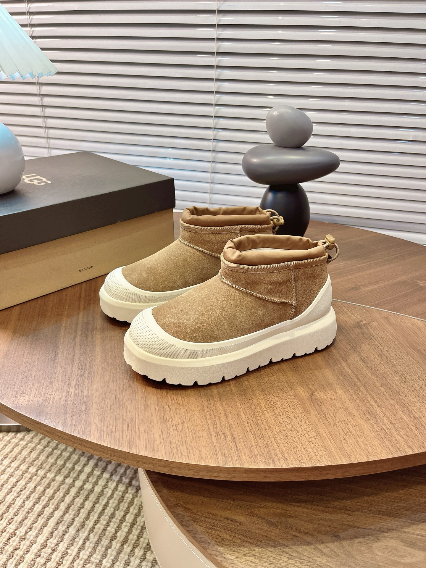 NO:615596,Couple model/Tasman mini (waterproof hybrid model) series: Heritage Weather Hybrid classic hybrid model Product name: CIUltra Mini Weather Hybrid classic ultra-short boots Furry shoes Snow boots Upper material: cow split leather/rubber plastic material/real sheep fur Outsole: EVA/rubber Code number 35~44 Cow planed suede upper Approximately 17 mm real wool lining Insole EVA outsole Anti-slip spider web rubber sole provides good grip  Elastic laces and toggle buckles Avant-garde contrasting color design creates a dazzling look High-top boot shafts are both functional and warm Wear-resistant integrated foam shoe covers Lightweight on the feet, snow boots, boots, sheepskin19860909情侣款/塔斯曼迷你(防水混合款) 系列:Heritage Weather Hybrid经典混合款 品名:CIUltra Mini Weather Hybrid经典超短靴 毛毛鞋 雪地靴 帮面材质:牛剖层革/橡塑材料/真羊皮毛 外底:EVA/橡胶 码数35～44 牛刨层翻毛皮鞋面 约17毫米真羊毛里衬 鞋垫 EVA外底防滑蜘蛛网橡胶底提供良好抓地力 松紧系带和栓扣 前卫撞色设计 搭出亮眼造型 高帮靴筒 功能与保暖兼备 耐磨一体式泡棉鞋套 脚感轻盈,雪地靴,boots,sheepskin,Women's Shoes