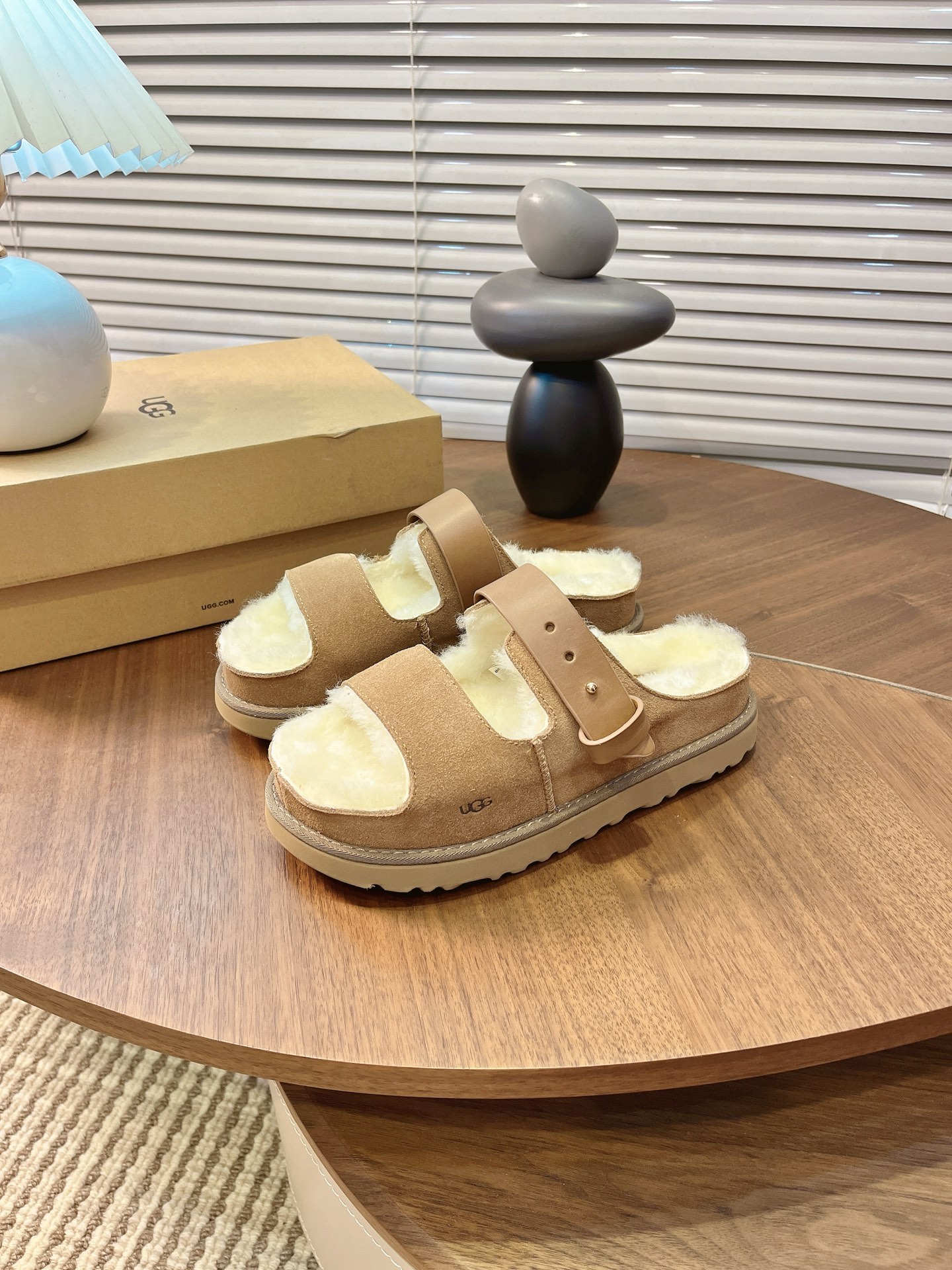 NO:576905,UGG I Porter Soufflé two-word flip-flops with buckle, plush thick-soled slippers. You can always trust Kendall's UGG to wear! Female star chills out on the street after the red carpet look~ Top Feet UGG Porter Soufflé slip-ons, white socks, 10 mm wool wrap, with minimalist American preppy style, comfortable and fashionable. I go out to relax and effortlessly. Size: 35-40, furry shoes and slippers, slippers19860909UGG I波特舒芙蕾二字拖搭扣款 毛毛厚底拖鞋 你可以永远相信肯豆的UGG穿 搭! 女明星红毯后 chill 出街 look~上 脚UGG波特舒芙蕾拖 十白短袜 10 毫米羊毛包裹 搭配极简美式学院风造型 舒适又时髦 我 出街松弛不费力 Size:35-40,毛毛鞋拖鞋,slippers,Women's Shoes