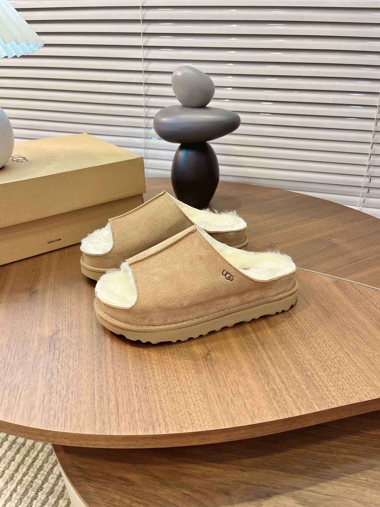 NO:576911,UGG1 Porter Soufflé casual flip flops, you can always trust Kendou’s UGG outfits!!  Female star's chill outing look after the red carpet~ On her feet, UGG Porter soufflé slippers, white socks, 10mm wool wrap 9, with a minimalist American preppy style, comfortable and fashionable. I go out relaxed and effortless. Size: 35-40, fur shoes, slippers, slippers19860909UGG1波特舒芙蕾休闲一字拖 你可以永远相信肯豆的UGG穿 搭!！ 女明星红毯后 chill 出街 look~上 脚UGG波特舒芙蕾拖 十白短袜 10毫米羊毛包裹9 搭配极简美式学院风造型 舒适又时髦 我 出街松弛不费力 Size:35-40,毛毛鞋拖鞋,slippers,Women's Shoes