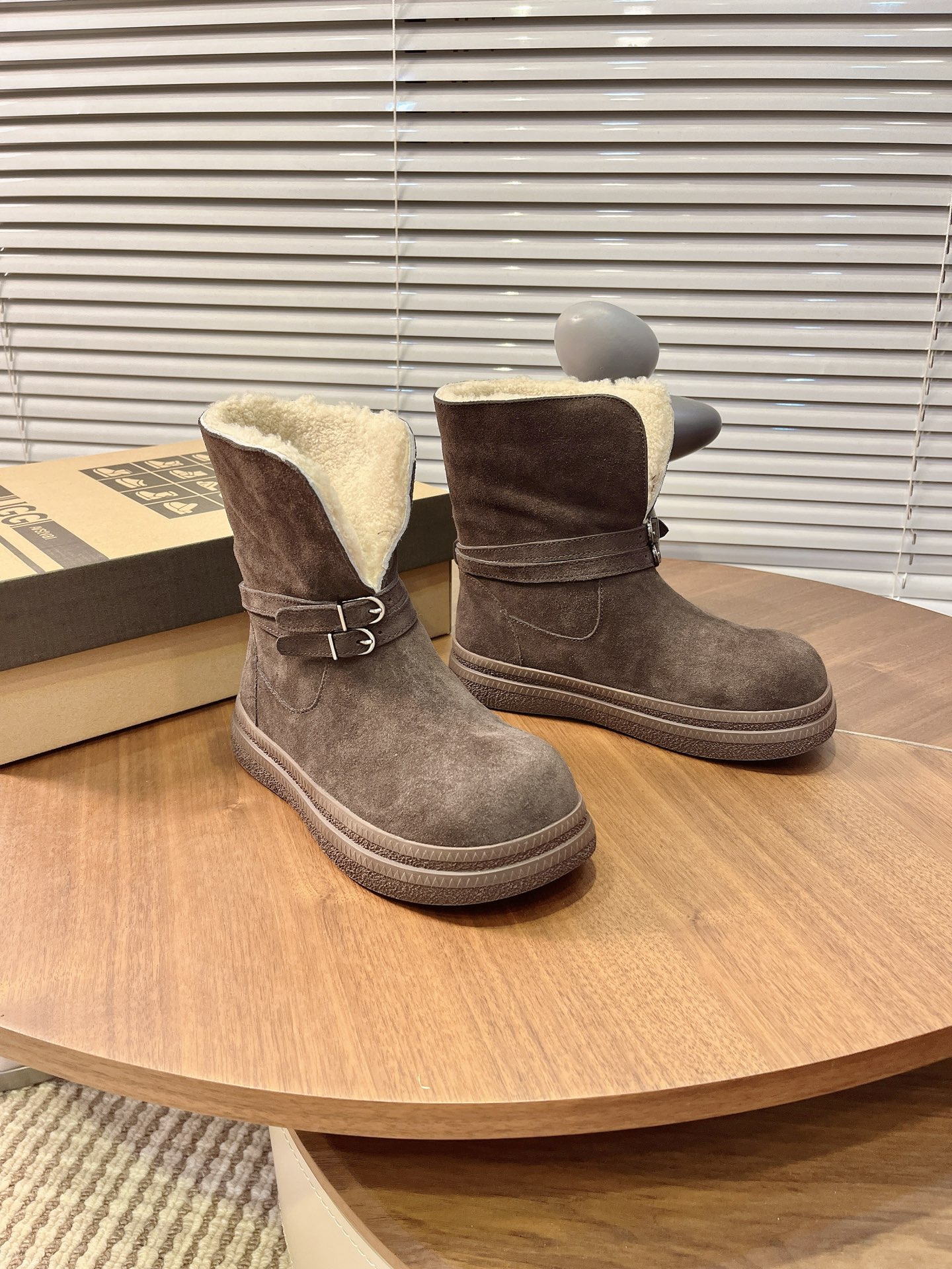 NO:615960,UGG two-wear short snow boots can make your legs longer in seconds. Two-wear and can be furred. Cowhide upper with integrated wool leather buckle design. Stand tall to keep warm and stylish. Put down the boots and turn into lazy short boots in seconds. Switch between two styles at will. Milky and fluffy. Lazy style. Autumn and winter color matching. Full of fashion elements. Sheep fur upper. Size 35-40, snow boots, boots, cowhide, sheepskin.19860909UGG 两穿短筒雪地靴 秒变大长腿 两穿可翻毛 牛皮鞋面内里羊毛一体皮扣设计 高筒立起保暖有型 靴筒放下秒变慵懒短靴 两种风格随意切换 奶里奶气 毛茸茸慵懒风 秋冬色系搭 配时尚元素爆棚 鞋面羊皮毛一体 尺码35-40,雪地靴,boots,cowhide,sheepskin,Women's Shoes