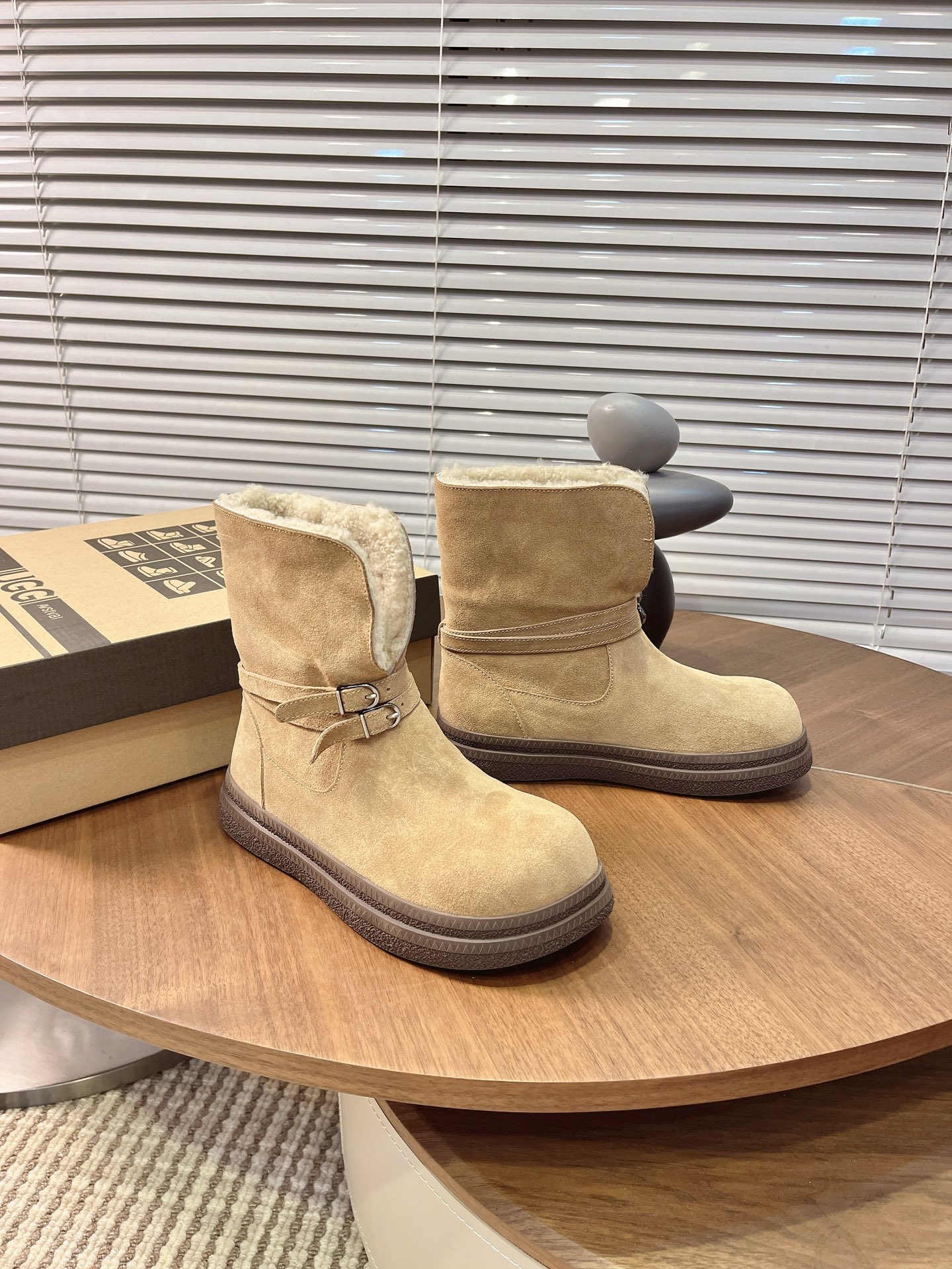 NO:593192,Short snow boots make your legs longer in seconds. They can be worn in two ways. Cowhide uppers are lined with wool integrated leather buckle design. Stand tall to keep warm and stylish. Put down the boots and turn into lazy short boots in seconds. Switch between two styles at will. Creamy and furry and lazy. Autumn and winter color combinations are full of fashionable elements. The uppers are made of sheepskin and fur. Sizes 35-40, snow boots, boots, cowhide, sheepskin19860909短筒雪地靴 秒变大长腿 两穿可翻毛 牛皮鞋面内里羊毛一体皮扣设计 高筒立起保暖有型 靴筒放下秒变慵懒短靴 两种风格随意切换 奶里奶气 毛茸茸慵懒风 秋冬色系搭 配时尚元素爆棚 鞋面羊皮毛一体 尺码35-40,雪地靴,boots,cowhide,sheepskin,Women's Shoes