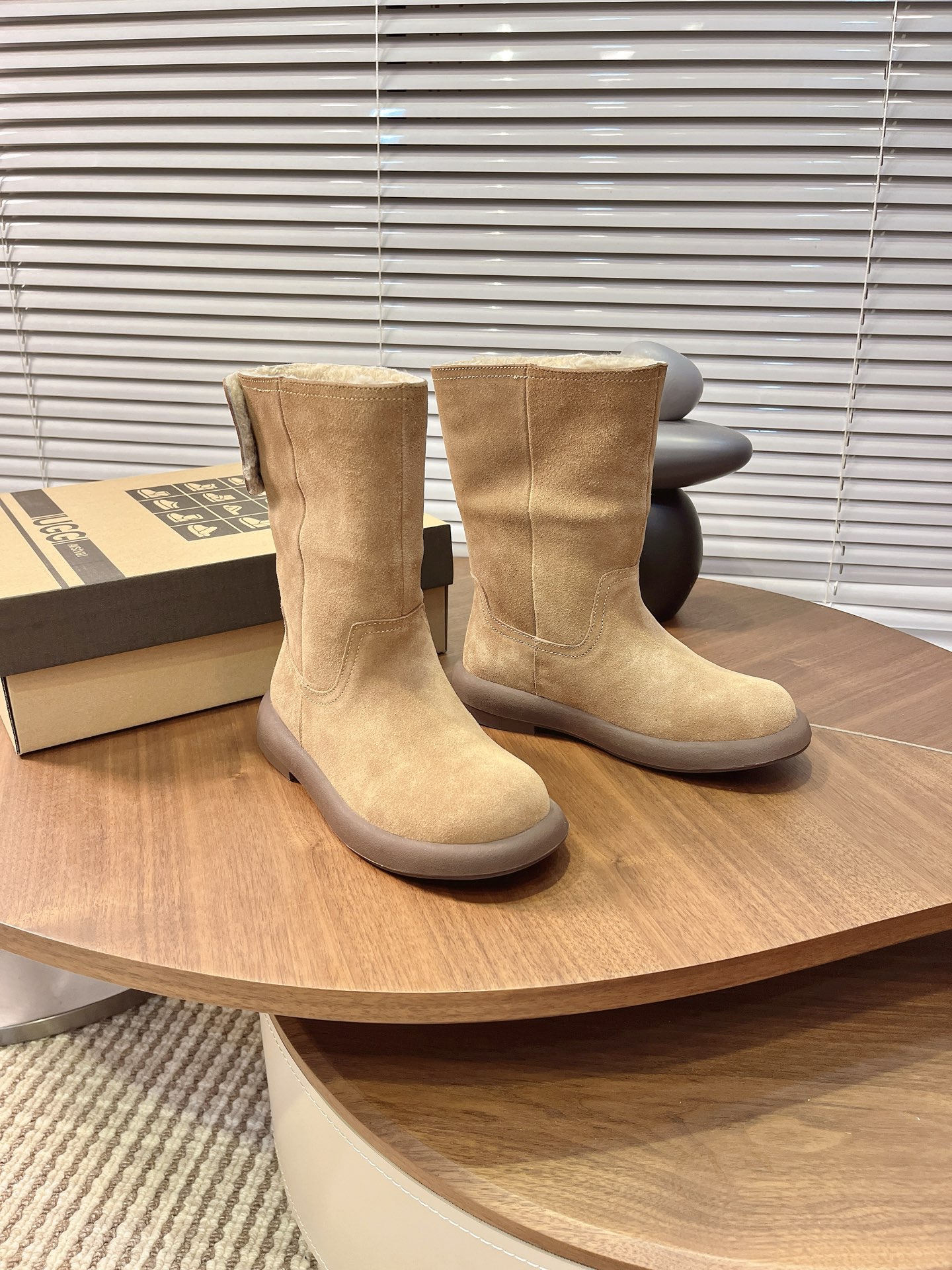 NO:593190,Short snow boots make your legs longer in seconds. They can be worn in two ways. They are decorated with fine metal on the back and are fashionable. The cowhide upper is lined with wool. The high boots stand up to keep you warm and stylish. Put down the boots and turn them into lazy short boots in seconds. You can switch between the two styles at will. They are milky and furry and have a lazy style. Maillard autumn and winter color combinations are full of fashion elements. The upper is made of sheepskin and fur.  Size 35-40, snow boots, boots, cowhide, sheepskin19860909短筒雪地靴 秒变大长腿 两穿可翻毛 后根精致金属点缀时尚基因 牛皮鞋面内里羊毛一体高筒立起保暖有型, 靴筒放下秒变慵懒短靴 两种风格随意切换 奶里奶气 毛茸茸慵懒风 美拉德秋冬色系搭 配时尚元素爆棚 鞋面羊皮毛一体 尺码35-40,雪地靴,boots,cowhide,sheepskin,Women's Shoes