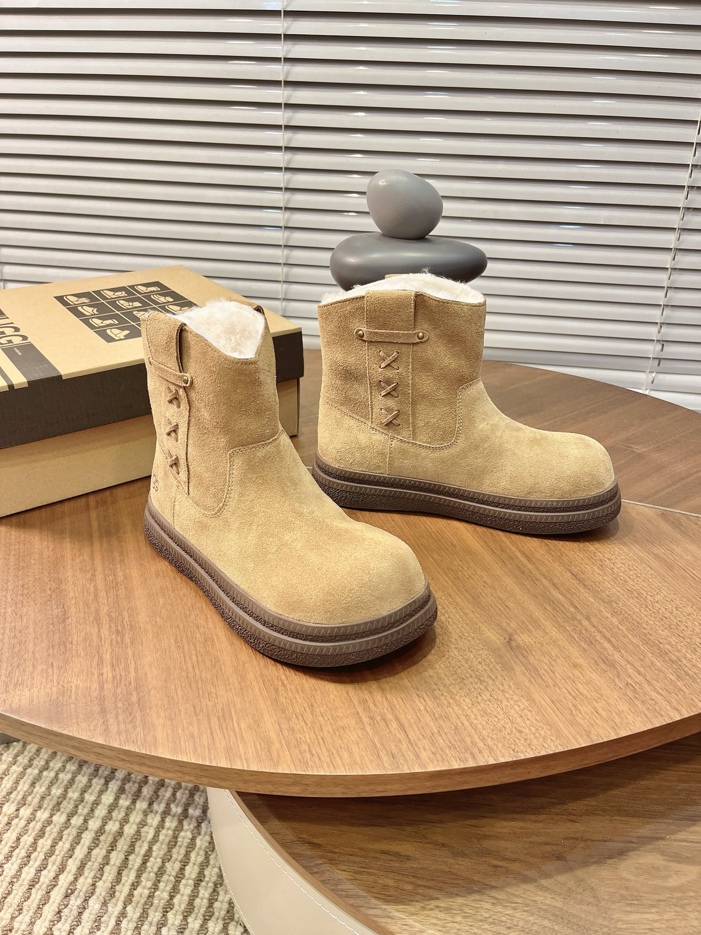 NO:593194,Short snow boots make your legs look longer in seconds. The top layer of cowhide leather upper is integrated with wool. The inner and outer straps are decorated. Thick sole design, non-slip outsole. Furry and lazy style. Autumn and winter color combinations are full of fashion elements. The upper is integrated with sheepskin. Size 35-40, snow boots, boots, cowhide, sheepskin19860909短筒雪地靴 秒变大长腿 头层牛皮鞋面内里羊毛一体 内外侧绑带装饰 厚底设计,防滑大底 毛茸茸慵懒风 秋冬色系搭 配时尚元素爆棚 鞋面羊皮毛一体 尺码35-40,雪地靴,boots,cowhide,sheepskin,Women's Shoes