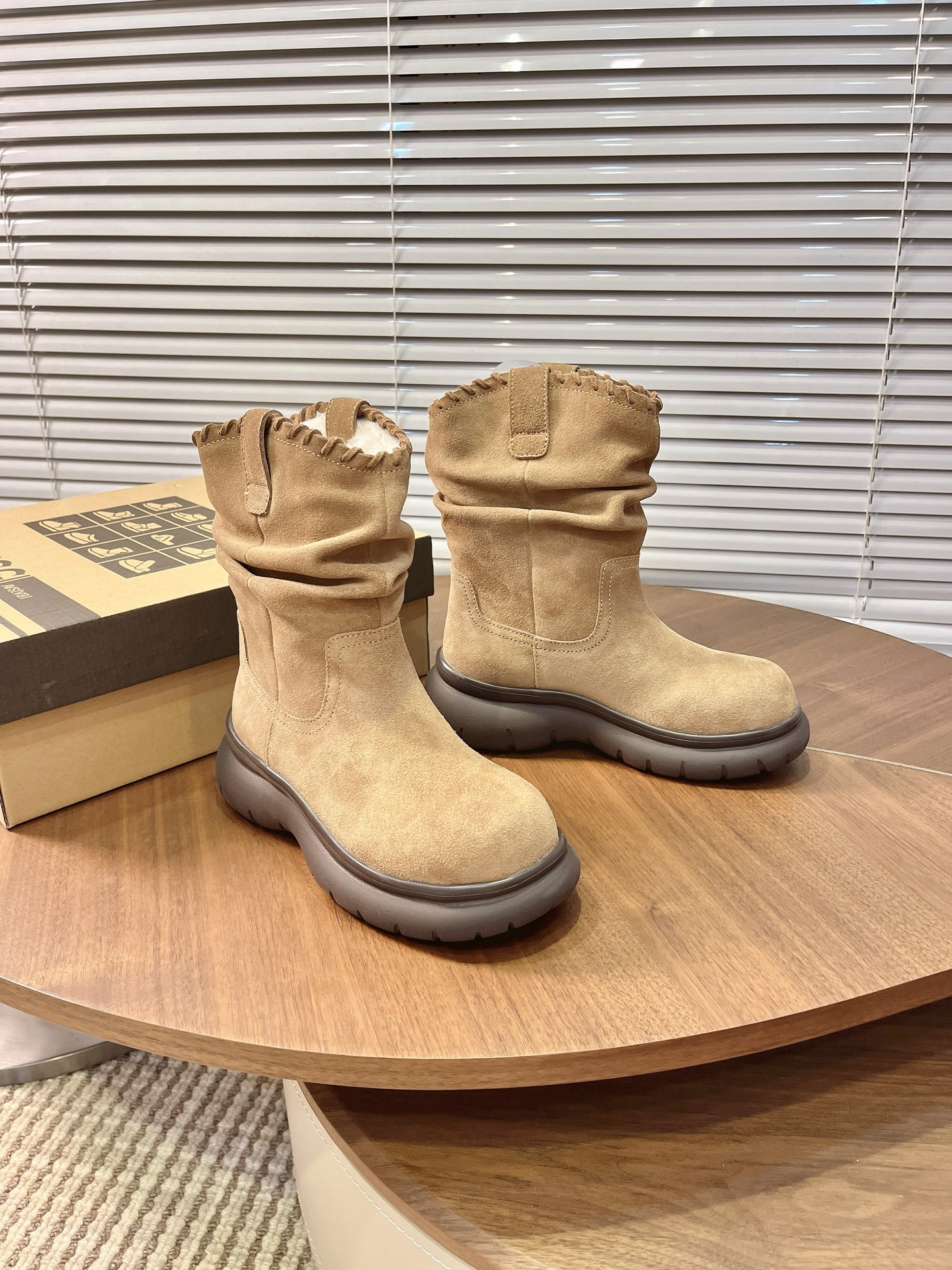 NO:593196,Short snow boots. Exclusive pleated design of the boots. Super long legs. The first layer of cowhide leather upper is integrated with wool. The sole is thin in the front and thick in the back. Walking on the ground, non-slip and wear-resistant. Furry and lazy style. Autumn and winter color matching is full of fashion elements. The upper is integrated with sheepskin. Size 35-40, snow boots, boots, cowhide, sheepskin19860909短筒雪地靴 靴筒专属打褶设计 超显大长腿 头层牛皮鞋面内里羊毛一体 鞋底前薄后厚 行走如履平地 防滑耐磨 毛茸茸慵懒风 秋冬色系搭 配时尚元素爆棚 鞋面羊皮毛一体 尺码35-40,雪地靴,boots,cowhide,sheepskin,Women's Shoes