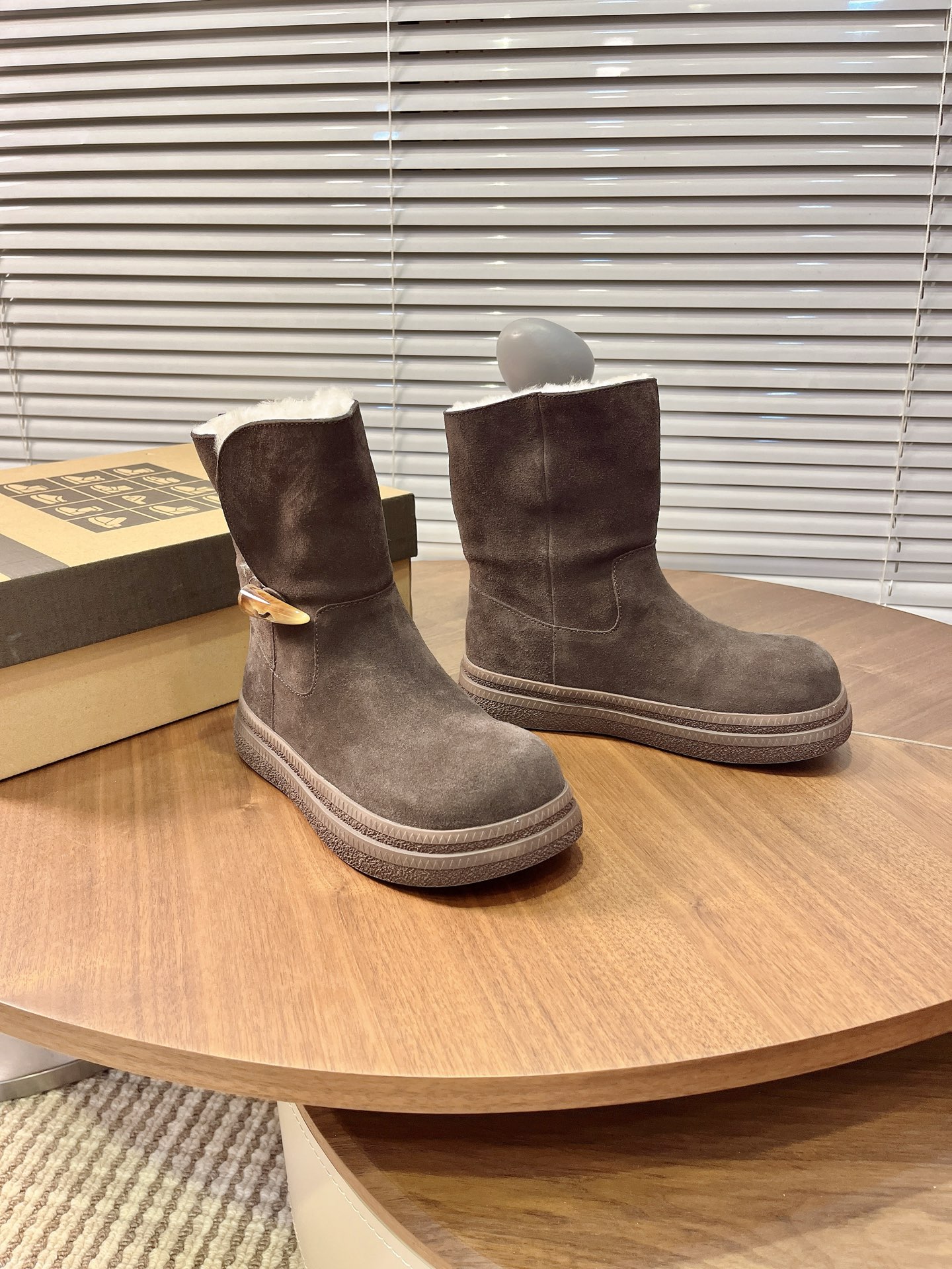 NO:593198,Short snow boots. The horn buckle design on the side of the boot shaft makes your legs look longer. The first layer of cowhide leather upper is integrated with wool. It is non-slip and wear-resistant. It has a furry and lazy style. The autumn and winter color combination is full of fashionable elements. The upper is made of sheepskin. Size 35-40, snow boots, boots, cowhide, sheepskin19860909短筒雪地靴 靴筒侧边牛角扣设计超显大长腿 头层牛皮鞋面内里羊毛一体 防滑耐磨 毛茸茸慵懒风 秋冬色系搭 配时尚元素爆棚 鞋面羊皮毛一体 尺码35-40,雪地靴,boots,cowhide,sheepskin,Women's Shoes