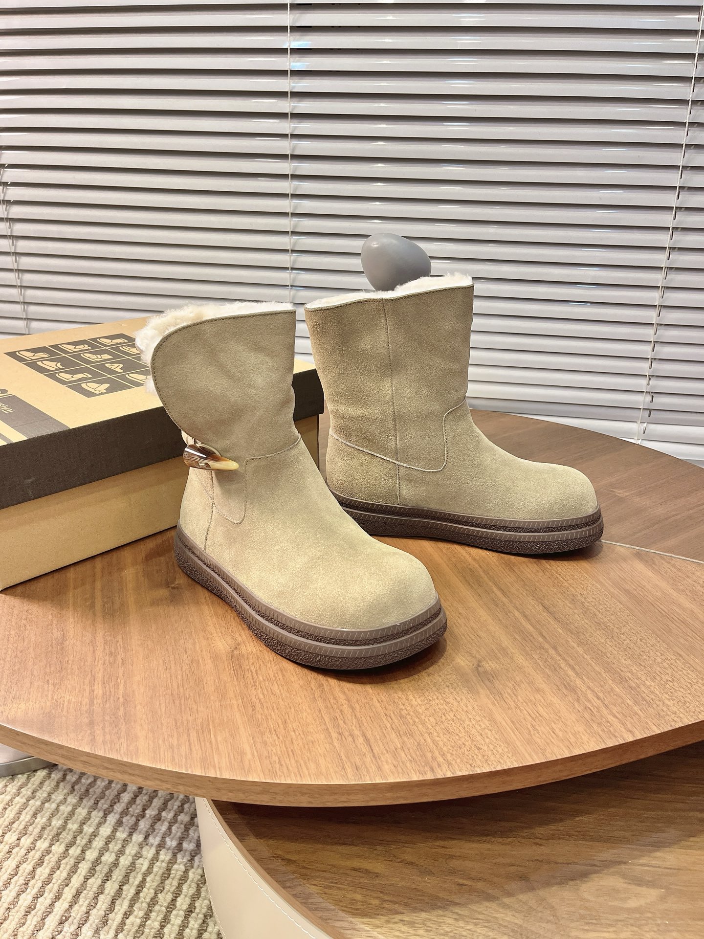 NO:615963,UGG ivory buckle long sock top short-leg snow boots. The horn buckle design on the side of the boot leg makes your legs look longer. The first-layer cowhide leather upper is integrated with wool. It is non-slip and wear-resistant. It has a furry and lazy style. The autumn and winter color combination is full of fashionable elements. The upper is made of sheepskin and fur. Sizes 35-40, snow boots, boots, cowhide, sheepskin19860909UGG 象牙扣长袜口短筒雪地靴 靴筒侧边牛角扣设计超显大长腿 头层牛皮鞋面内里羊毛一体 防滑耐磨 毛茸茸慵懒风 秋冬色系搭 配时尚元素爆棚 鞋面羊皮毛一体 尺码35-40,雪地靴,boots,cowhide,sheepskin,Women's Shoes