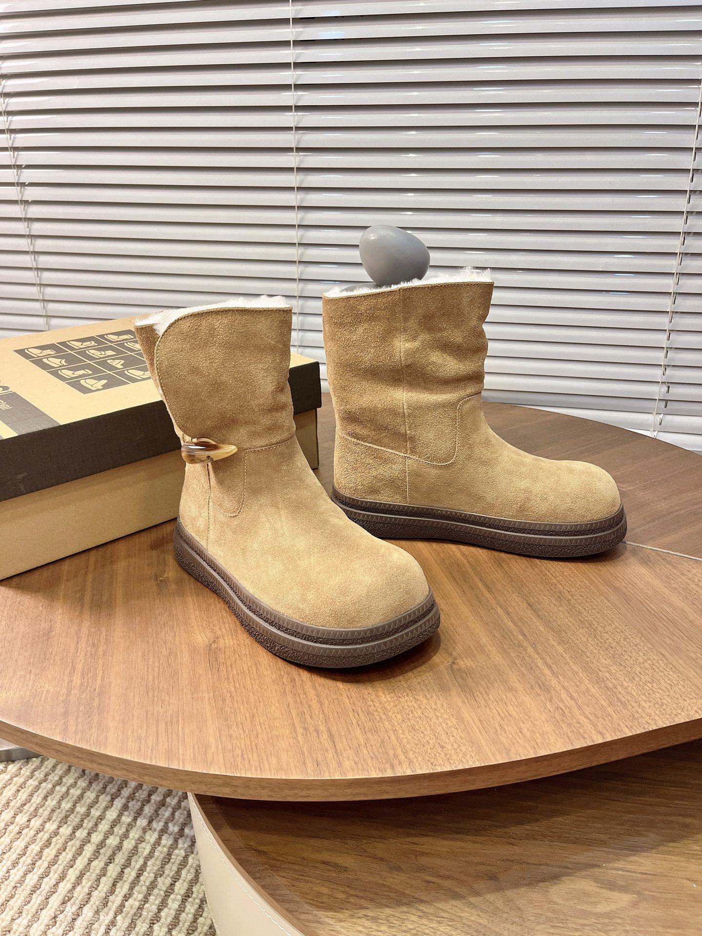 NO:574781,Affordable short snow boots. The horn buckle design on the side of the boot leg makes your legs look longer. The upper is made of cowhide leather and is lined with wool. It is non-slip and wear-resistant. It has a furry and lazy style. The autumn and winter color combination is full of fashionable elements. The upper is made of sheepskin and fur. Sizes 35-40, boots, cowhide, sheepskin19860909实价短筒雪地靴 靴筒侧边牛角扣设计超显大长腿 头层牛皮鞋面内里羊毛一体 防滑耐磨 毛茸茸慵懒风 秋冬色系搭 配时尚元素爆棚 鞋面羊皮毛一体 尺码35-40,,boots,cowhide,sheepskin,Men's shoes