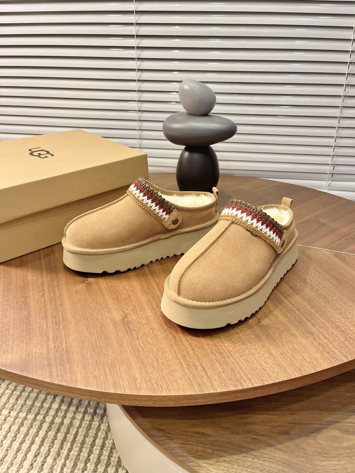 NO:574785,Actual price. Ethnic style heel slippers. Can be used as slippers or heels. Ethnic style that is easy to wear and can be worn while driving. Made of two layers of cow + wool lining. Five colors: black, chestnut, sand, smart color, military green. Code number: 35-41 (41 is custom-made and cannot be returned or exchanged), slippers19860909实价 民族风跟拖,可做拖鞋可做跟鞋穿着方便,开车都能穿的民族风. 牛二层面+羊毛里 五个色黑色,栗色,沙色,巧色,军绿 码数35-41（41定做不退换）,,slippers,Men's shoes