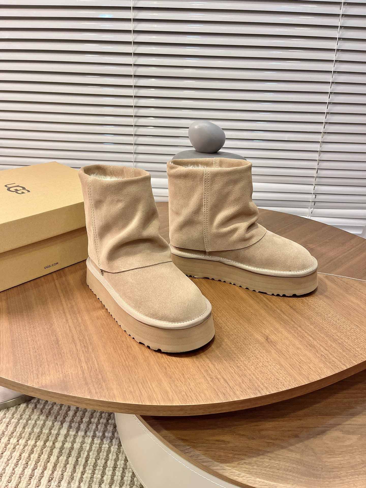 NO:615955,UGG Ningyi Zhuo's same thick-soled snow boots are a perfect blend of fashion and warmth. The boots are folded cowhide, and the lining is all wool. The combined outsole is both taller and more fashionable. There are two height options: medium and low. Size: 35-40 (41 customized), snow boots, boots, cowhide19860909UGG宁艺卓同款厚底雪地靴 时尚与保暖完美融合,靴筒折叠牛皮,内里全羊毛,组合大底,增高又显时尚,中低两个高度可选 码数:35—40（41定制）,雪地靴,boots,cowhide,Women's Shoes