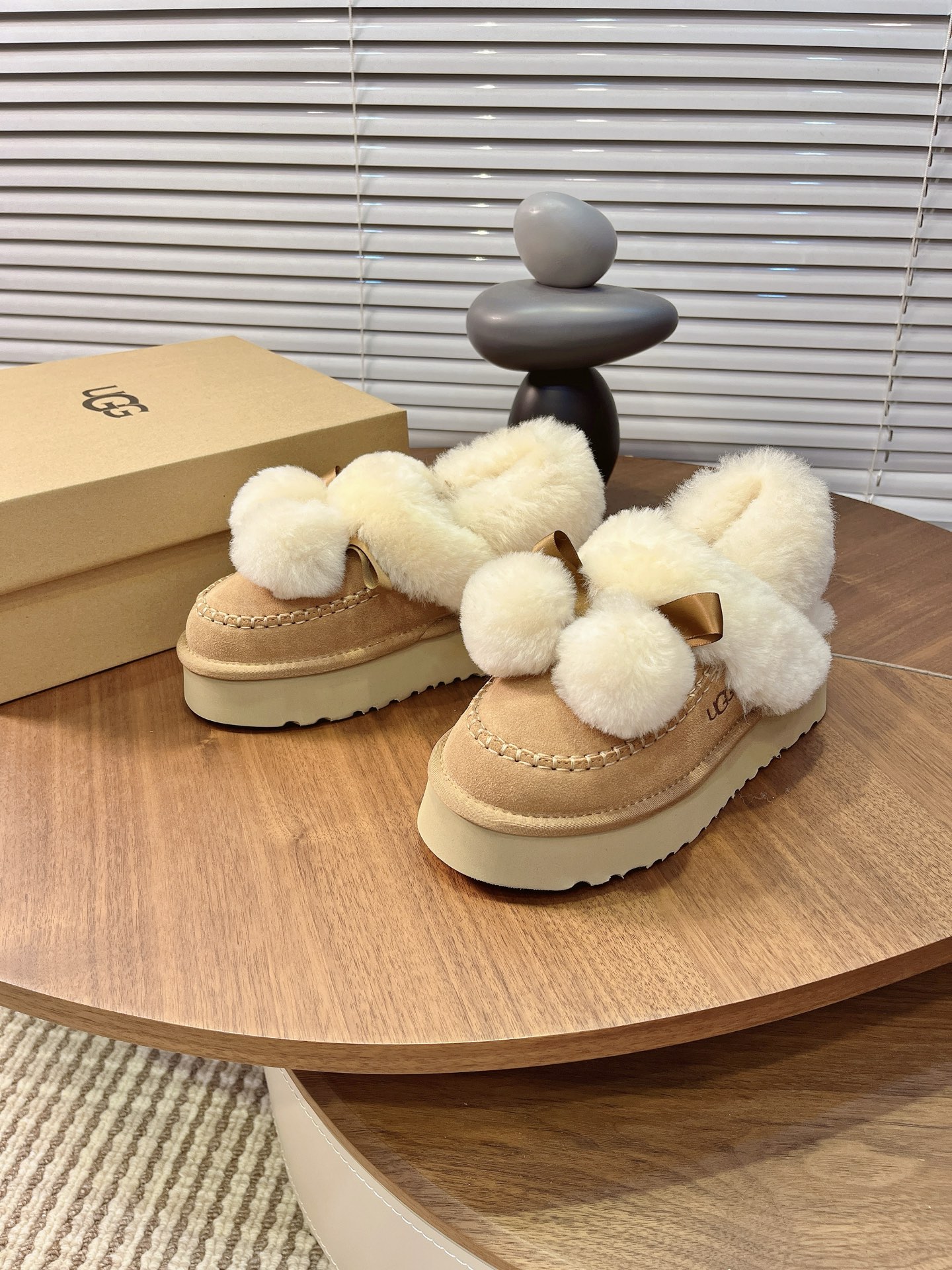 NO:593225,UGG fur ball snow boots, hot style in autumn and winter, thick soles to keep warm, multi-color optional, integrated with fur, fashionable and versatile, cute fur ball decoration, tall and slimming, outdoor non-slip, dual-purpose at home and outside, the same style as Internet celebrities, warm artifact, trendy item, soft and cute cream look in winter, as warm as stepping into the clouds, and can also sweeten the streets with one click~ Double buff stacked with code number 35-40, snow boots, boots19860909UGG毛球雪地靴、秋冬爆款、厚底保暖、多色可选、皮毛一体、时尚百搭、萌趣毛球装饰、显高显瘦、户外防滑、居家外穿两用、网红同款、保暖神器、潮流单品 冬日软萌奶油系 look,踩进云朵般温暖还能一键甜化街头~双 buff 叠满 码数35-40,雪地靴,boots,Women's Shoes