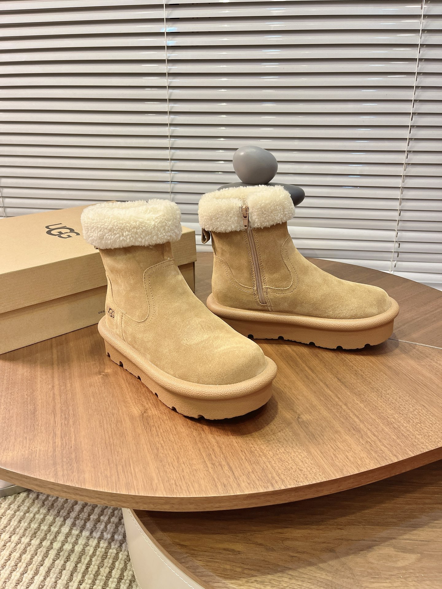 NO:589861,[UGG] Women's s size 35-40 2025ssUGG new thick-soled snow boots. The material upper is made of suede and the collar is made of plush material. It is warm, fashionable and good-looking. The thick-soled design adds to the fashion sense of the shoes and a certain heightening effect. The sides are equipped with zippers, making them easy to put on and take off. The texture of the soles enhances the anti-slip performance of the shoes.,,boots,chamois leather19860909【UGG】 女款s 尺码35-40 2025ssUGG新款厚底雪地靴 材质鞋面采用麂皮材质,领口处有毛绒材质,保暖时尚好看 厚底的设计,增加了鞋子的时尚感和一定的增高效果. 侧边配有拉链,穿脱方便. 鞋底的纹路,增强了鞋子的防滑性能.,,boots,chamois leather,Men's shoes