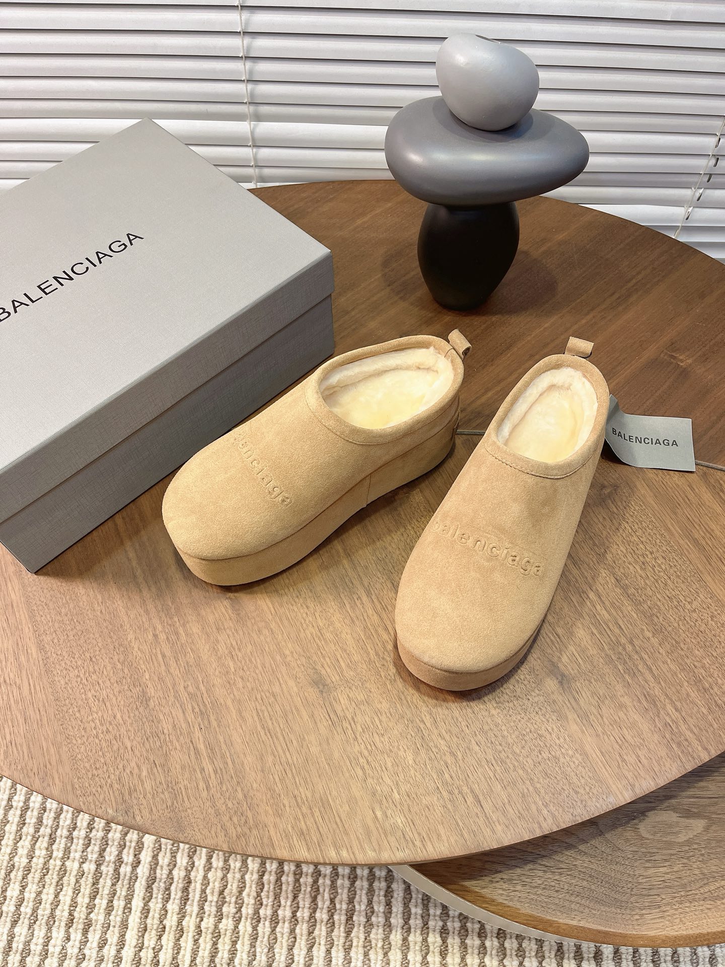 NO:593217,BALENCIAGA Balenciaga's latest thick-soled fur flip flops for autumn and winter. A favorite among fashion bloggers and European and American stars. A must-have for winter. Stylish but not overly flamboyant. Nubuck leather upper. Real fur lining is particularly fluffy and soft, and feels particularly comfortable next to the skin. Exquisite hand-sewn stitching. Logo on the upper gives a high-end feel. Outsole height 5CM. Original rubber non-slip wear-resistant sole. Size35-40, semi-slip fur shoes, balenciaga, balenciaga19860909BALENCIAGA巴黎世家秋冬最新款厚底毛毛拖 时装博主与欧美明星大爱款 冬季必备款 时尚却不过分张扬鞋面磨砂皮 内里真毛特别的蓬松柔软、亲肤脚感特别舒服 精致的手工缝纫走线 鞋面logo高级感满满 大底高度5CM 原版橡胶防滑耐磨底.  Size35-40,半拖毛毛鞋,balenciaga,balenciaga,Women's Shoes