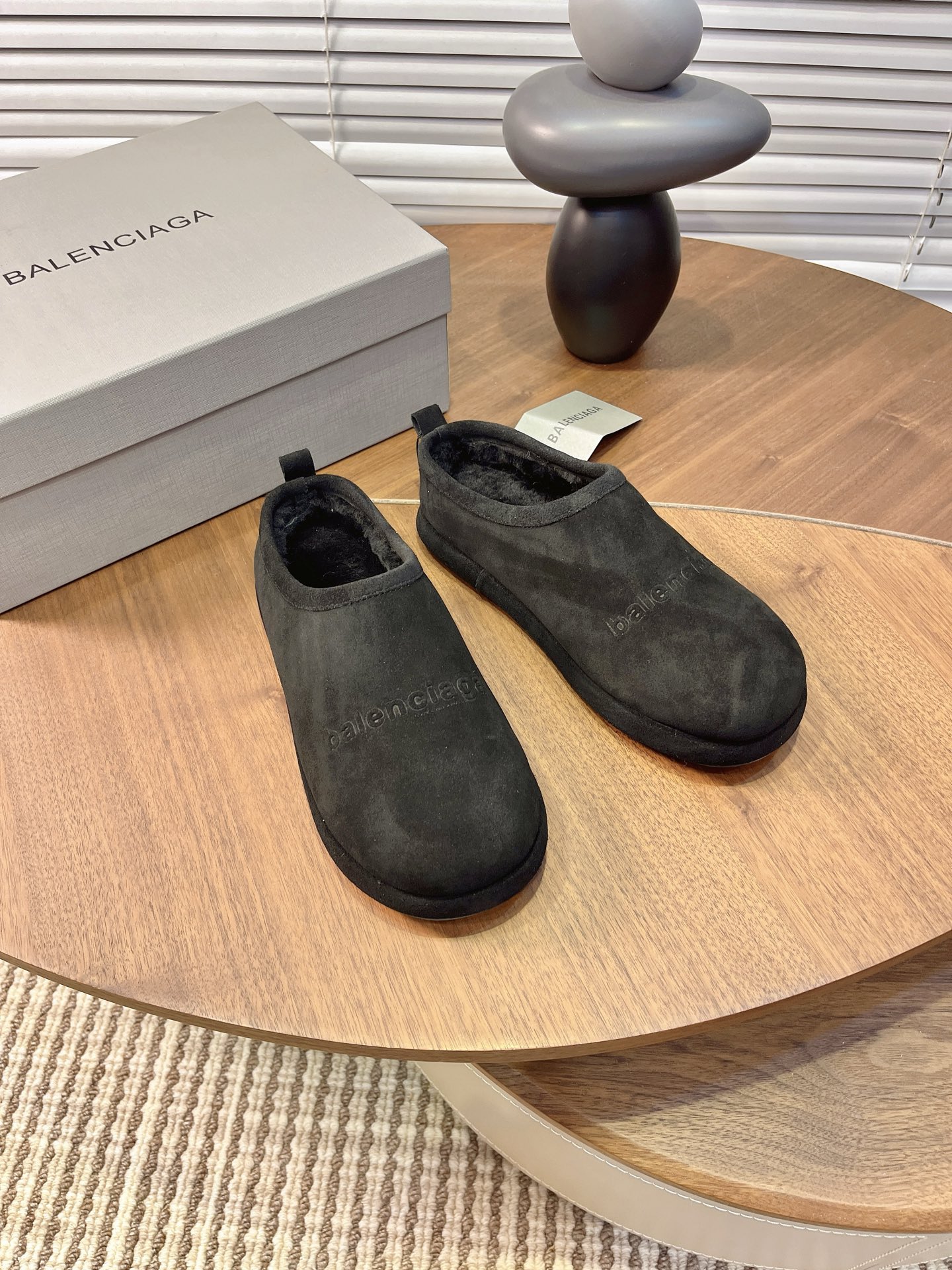 NO:615935,High-quality Balenciaga ALASKA women's wool slippers, 2025 autumn and winter trendy wool slippers, toe mules, the latest Balenciaga Political Campaign!  Full of high-end feel!  A favorite of European and American ladies, celebrities, and Internet celebrity girls. Exquisite upper hand-sewn and threaded. Fluffy and soft, skin-friendly and soft, a must-have for winter. Fashionable but not too showy. Item No. DC637-1 Upper: Imported cow suede Lining: Australian lamb wool Insole: Australian lamb wool Sole: Rubber outsole (2.5cm) Color: Maroon Black Brown Size 35-40  Code 17190210,snow boots,balenciaga,balenciaga,boots,slippers19860909高品质Balenciaga 巴黎世家ALASKA女士羊毛拖鞋款 2025秋冬潮品毛拖 包头穆勒鞋最新的Balenciaga Political Campaign ！高级感满满当当！ 欧美名媛 明星 网红girl 大爱款 精致鞋面手工缝纫走线 蓬松柔软 亲肤柔软冬季必备款 时尚却不过分张扬 货号DC637-1 鞋面 进口牛反绒 内里 澳洲羊羔毛 鞋垫 澳洲羊羔毛 鞋底 橡胶大底（2.5cm） 颜色 栗色 黑色 咖色 尺码 35-40 编码17190210,雪地靴,balenciaga,balenciaga,boots,slippers,Women's Shoes