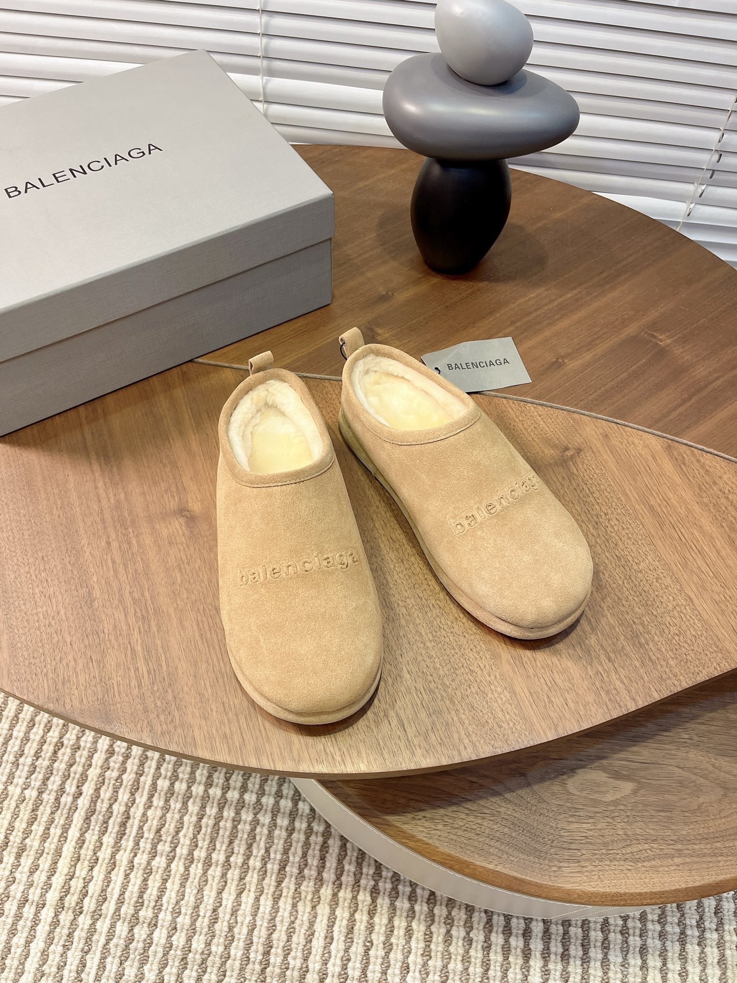 NO:593220,High-quality Balenciaga ALASKA women's wool slippers, 2025 autumn and winter trendy wool slippers, toe mules, the latest Balenciaga Political Campaign!  Full of high-end feel!  A favorite of European and American ladies, celebrities, and Internet celebrity girls. Exquisite upper hand-sewn and threaded. Fluffy and soft, skin-friendly and soft, a must-have for winter. Fashionable but not too showy. Item No. DC637-1 Upper: Imported cow suede Lining: Australian lamb wool Insole: Australian lamb wool Sole: Rubber outsole (2.5cm) Color: Maroon Black Brown Size 35-40  Code 17190210, semi-slippers, balenciaga, balenciaga, slippers19860909高品质Balenciaga 巴黎世家ALASKA女士羊毛拖鞋款 2025秋冬潮品毛拖 包头穆勒鞋最新的Balenciaga Political Campaign ！高级感满满当当！ 欧美名媛 明星 网红girl 大爱款 精致鞋面手工缝纫走线 蓬松柔软 亲肤柔软冬季必备款 时尚却不过分张扬 货号DC637-1 鞋面 进口牛反绒 内里 澳洲羊羔毛 鞋垫 澳洲羊羔毛 鞋底 橡胶大底（2.5cm） 颜色 栗色 黑色 咖色 尺码 35-40 编码17190210,半拖毛毛鞋,balenciaga,balenciaga,slippers,Women's Shoes