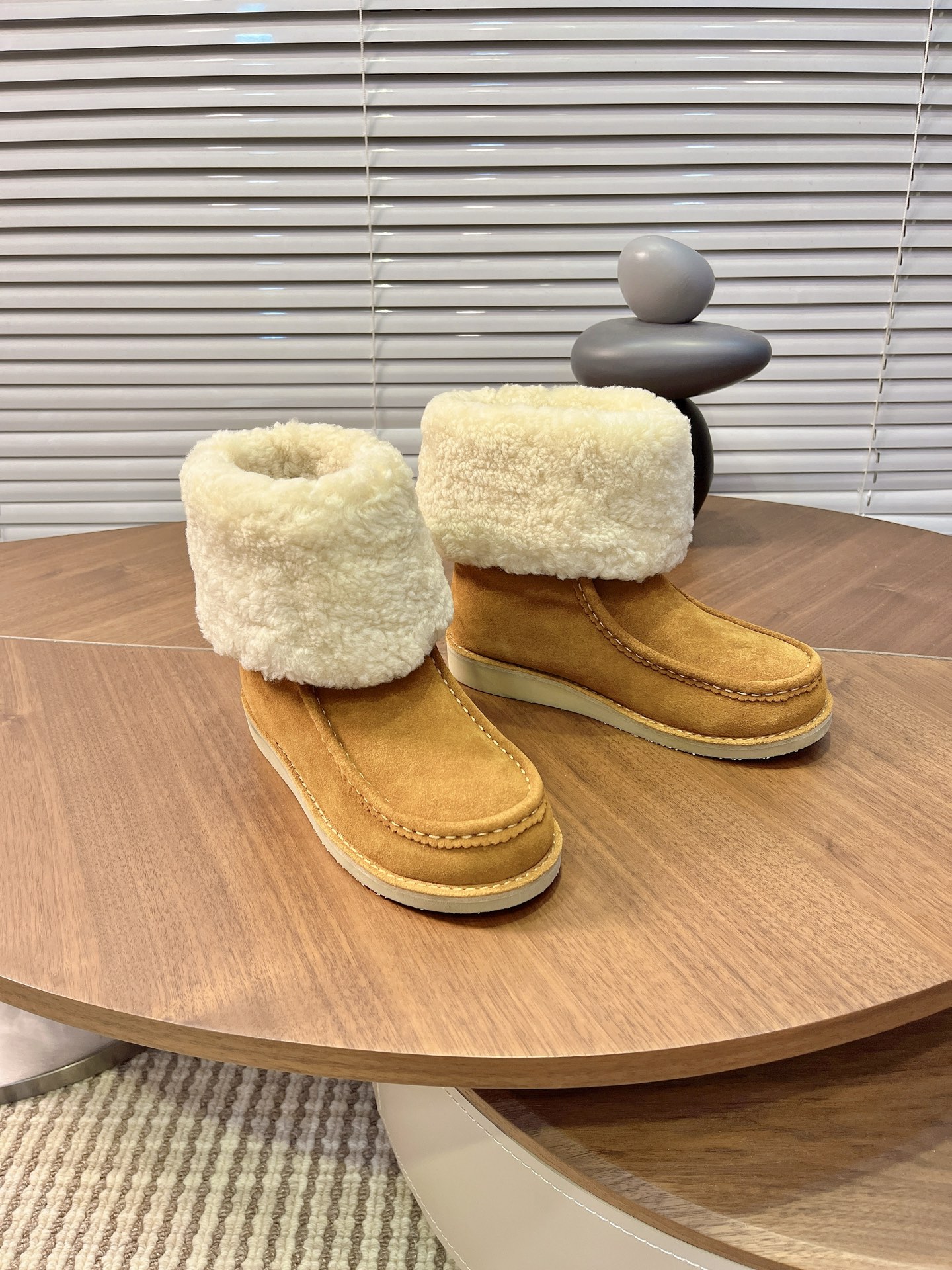 NO:615967,Chloe's new snow boots are launched simultaneously at Chloe's counter. The fabric is made of imported cow suede and is lined with real wool. The texture is refreshing and breathable and does not scorch the feet. It is fashionable and simple style. Goddess love it. It is beautiful. The rubber outsole is so comfortable. Sizes 35-41 (standard size) are available in 4 colors as shown in the picture. Snow boots, chloe, loewe, boots19860909蔻依 Chloe专柜同步上市新款雪地靴 这款面料使用进口牛反绒 内里,真羊毛,质感清爽透气不焖脚 时尚简约范儿 女神都爱 美翻啦 生胶大底,舒适得不要不要的 码数35-41码（标准码）如图4色可选,雪地靴,chloe,loewe,boots,Women's Shoes