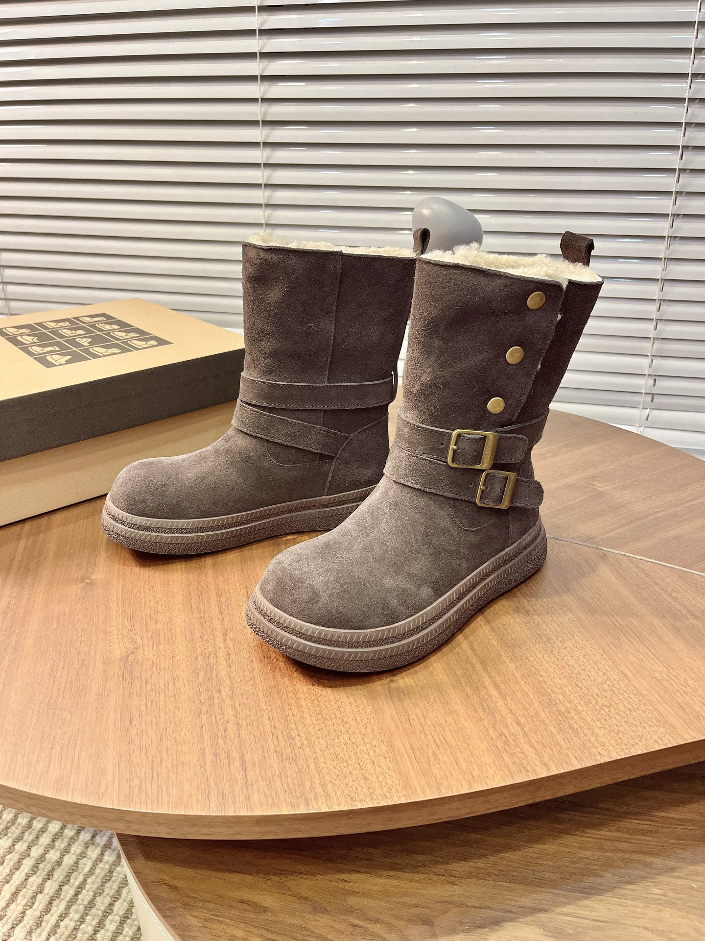 NO:615953,The sense of ritual in autumn and winter is given by this pair of motorcycle wind and snow boots!  The combination of cowhide and metal buckles is amazing, cool and warm~ The cuffed design can also be switched between styles, giving you two feelings when wearing one pair. It is soft when you step on it, so you can run around with peace of mind even in the winter in the Northeast~ Who can resist this kind of sassy and warm baby!  Size 35-40, snow boots, boots, cowhide19860909秋冬的仪式感,是这双机车风雪地靴给的！ 牛皮+金属扣的组合太绝了,又酷又暖～ 翻边设计还能切换风格,一双穿出两种感觉 踩上去软乎乎的,东北的冬天也能安心暴走～ 谁能拒绝这种又飒又暖的小宝贝啊！ 码数35-40,雪地靴,boots,cowhide,Women's Shoes