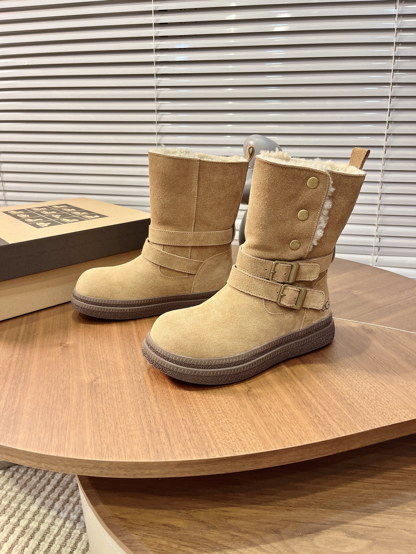 NO:615954,The sense of ritual in autumn and winter is given by this pair of motorcycle wind and snow boots!  The combination of cowhide and metal buckles is amazing, cool and warm~ The cuffed design can also be switched between styles, giving you two feelings when wearing one pair. It is soft when you step on it, so you can run around with peace of mind even in the winter in the Northeast~ Who can resist this kind of sassy and warm baby!  Size 35-40, snow boots, boots, cowhide19860909秋冬的仪式感,是这双机车风雪地靴给的！ 牛皮+金属扣的组合太绝了,又酷又暖～ 翻边设计还能切换风格,一双穿出两种感觉 踩上去软乎乎的,东北的冬天也能安心暴走～ 谁能拒绝这种又飒又暖的小宝贝啊！ 码数35-40,雪地靴,boots,cowhide,Women's Shoes