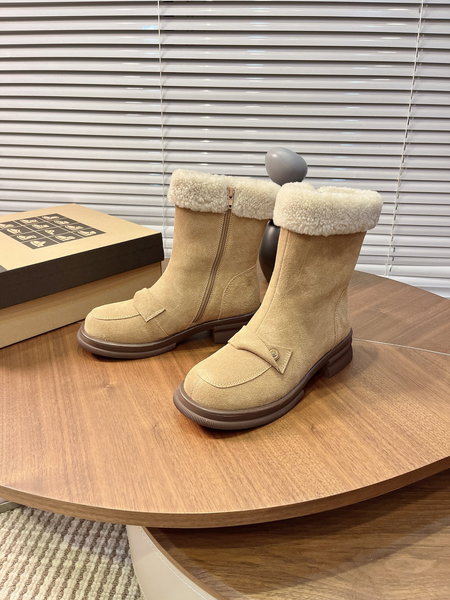 NO:615950,IUGG Gold Coin Curl Boots 'The atmosphere of autumn and winter is captured by these boots ~ The texture of cow velvet + the lambswool collar is warm and textured. It goes well with a gauze skirt or jeans. Stepping on the retro carpet, it is like wearing the tenderness of autumn on your feet. Size 35-40, snow boots, boots, skirts, jeans19860909IUGG金币卷毛靴 “秋冬氛围感被这双靴拿捏住了～ 牛绒的质感+羊羔毛领口,暖呼呼又显质感,配纱裙或牛仔裤都很绝 踩在复古地毯上,像是把秋日的温柔都穿在了脚上 码数35-40,雪地靴,boots,skirts,jeans,Women's Shoes