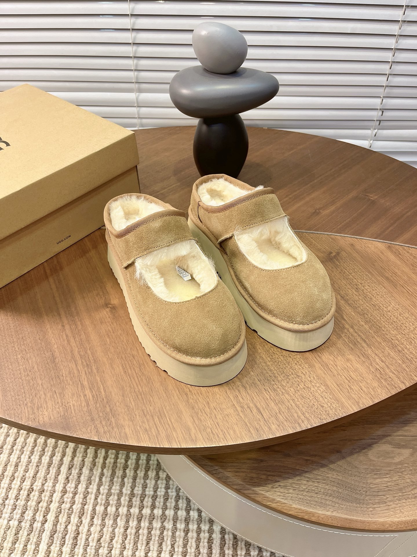 NO:589491,Real price Autumn and winter new UGG Mary Jane snow boots. Ugg fur shoes have a unique design. You can DIY socks in various colors to put on your feet!  Add a splash of color to winter!  They are a kind of snow boots that are both trendy and cute, filling the winter atmosphere!  The fur-integrated mini snow boots add a thick sole and your long legs will appear immediately!  Crazy planting!  Code number 35-40,,boots,mary jane,socks19860909实价 秋冬新款UGG玛丽珍雪地靴 ugg毛毛鞋别致的设计,自己可以DIY多种色彩袜子上脚！为冬天增添一抹色彩！不失为一种潮流与可爱兼得的雪地靴,冬日氛围拉满！皮毛一体mini雪地靴 加上厚底大长腿立马显现！疯狂种草！ 码数35-40,,boots,mary jane,socks,Men's shoes