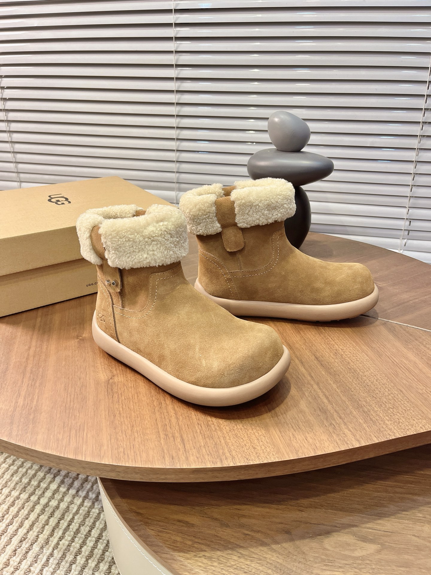 NO:589498,Real price UGG25's latest popular thick-soled potato wool boots are really a must-have pair!  The epitome of laziness and casualness, the fit is really high-end. The upper toe wrap is super nice and comfortable. A must-have for lazy people. Grade A cow suede fabric. The upper is waterproof and anti-fouling. Pure wool lining, warm, comfortable, fashionable and versatile. Colors: maroon, brown, black, antelope brown. Size: 35-40, boots19860909实价 UGG25最新爆款厚底小土豆羊毛靴真的是必须人手一双！慵懒随性的代表,穿搭上脚真的很高级 上脚包裹感超nice,很舒服,懒人必备A级牛反绒面料,鞋面采用防水防污处理.纯羊毛内里,保暖舒适时尚百搭颜色:栗色、咖啡色、黑色、羚羊棕 码数:35-40,,boots,Men's shoes
