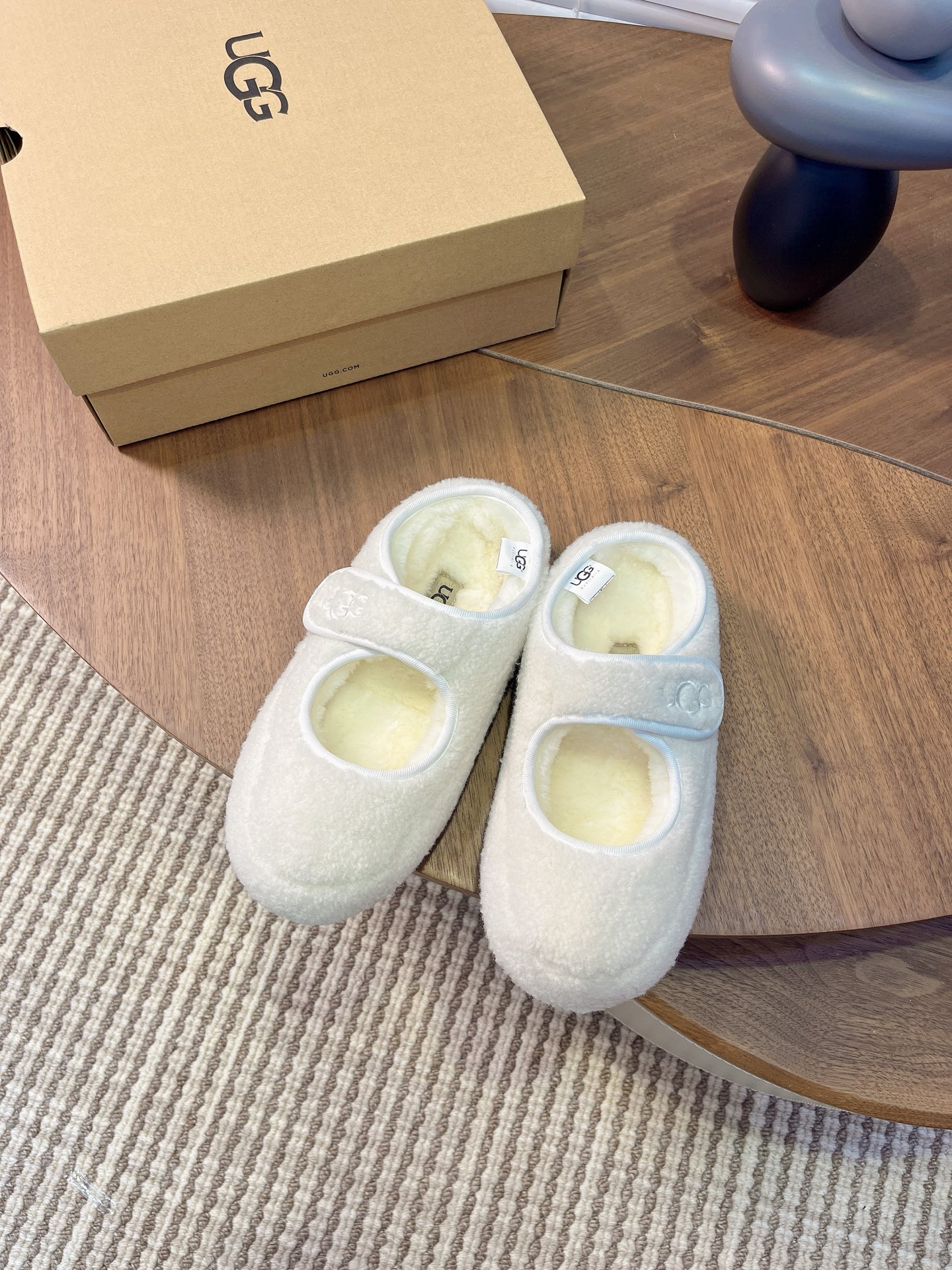 NO:589800,[UGG] Women's Size 35-40 UGG Mary Jane How can you not miss the atmosphere of autumn and winter? This pair of UGG has a soft plush texture and real wool inside. I love it. The slip-on design is super convenient. From the living room to the street, you can switch between comfort and fashion with one click. There are five gentle colors for you to choose. This season's warm outfit, it has taken care of it,,mary jane19860909【UGG】 女款Size35-40  UGG玛丽珍 秋冬氛围感怎么少得了这双UGG毛绒质感软乎乎,内里真羊毛,爱了爱了 一脚蹬设计超方便,从客厅到街头,舒适与时尚一键切换,五种温柔色系任你选,这个季节的温暖穿搭,它承包了,,mary jane,Men's shoes