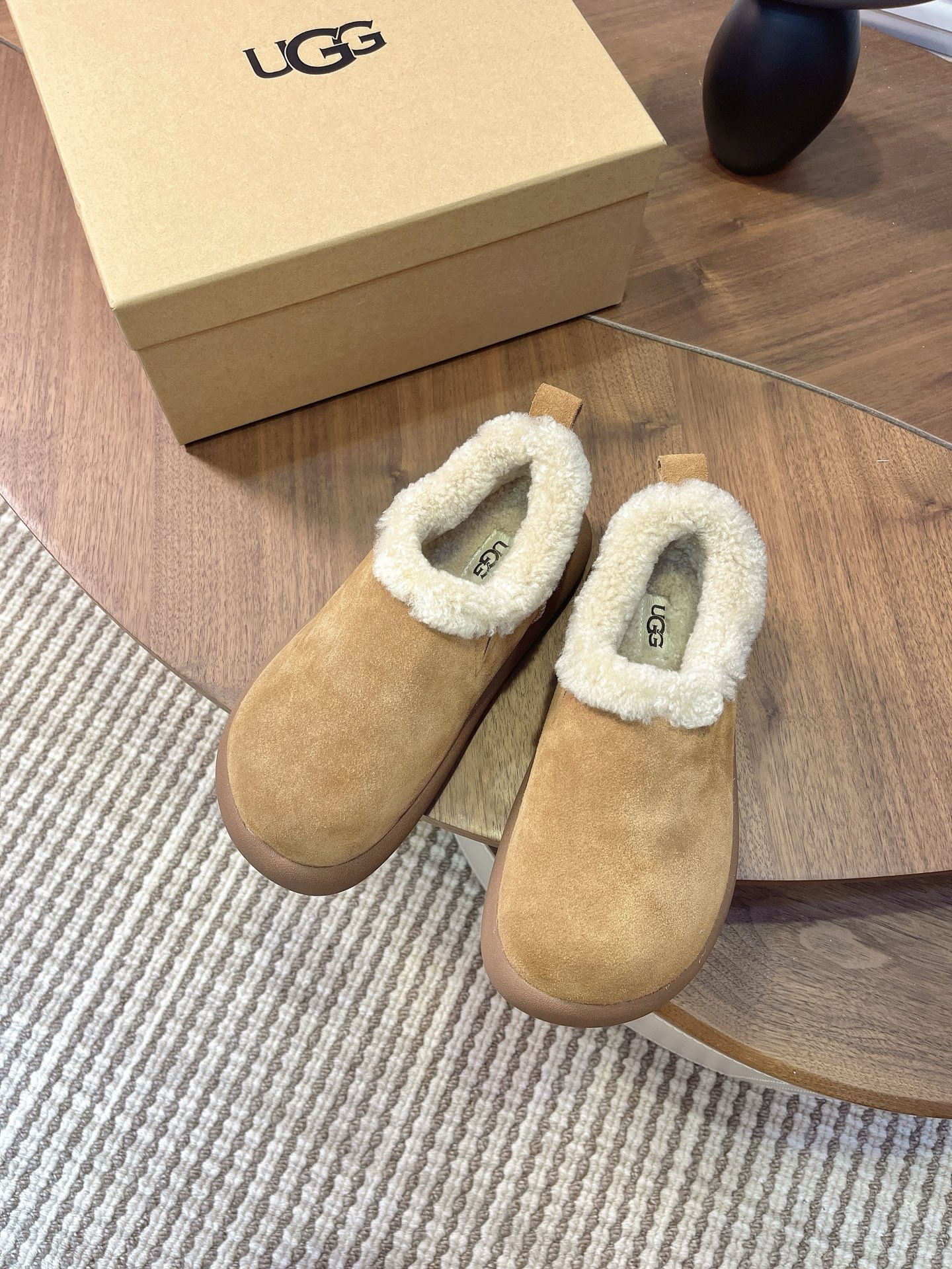 NO:589505,Real price UGG. Thick sole all-inclusive small potatoes. Upgraded version of popular style. Thick sole perfect fit. Increases height and lengthens legs. Versatile, fashionable and old-fashioned. Teddy curly hair inside. Must be arranged in autumn and winter!  Size35-40,19860909实价 UGG . 厚底全包小土豆 升级版爆款 厚底完美版型 增高拉长腿型 百搭洋气又老钱 内里泰迪小卷毛 秋冬必须要安排上！ Size35 - 40,,Men's shoes