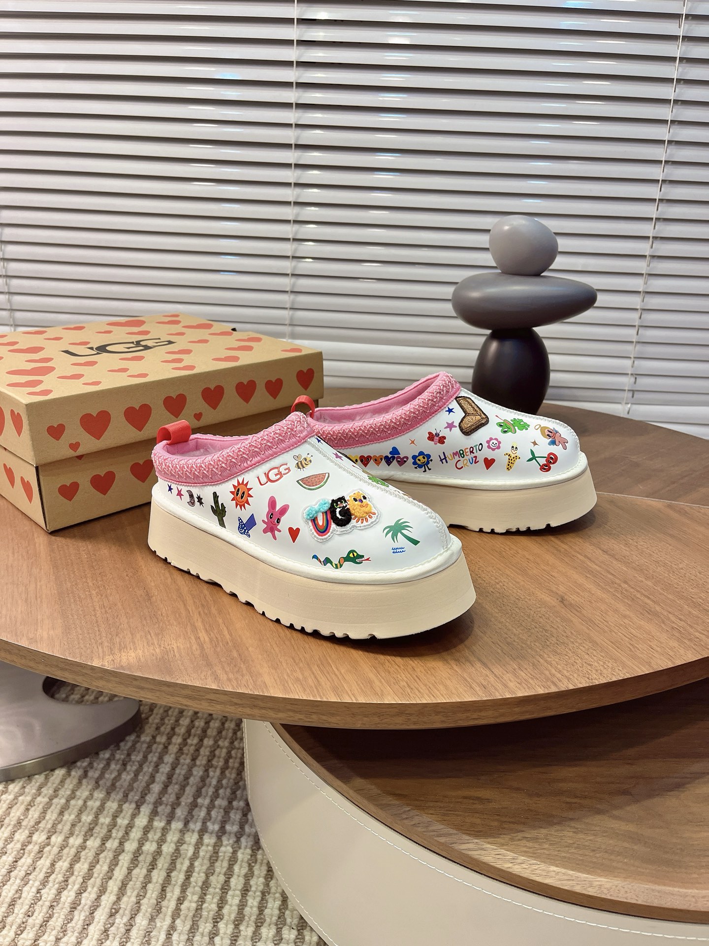 NO:605156,UGG women’s new arrivals, I’ll be the first to buy them!  This pair of sweet shoes directly pokes the heart of girls. Who can resist thick-soled slippers covered with cartoon patches?  The soft pink plush collar is wrapped in jio, and it feels like you are sinking into a pile of cotton when you step on it. The small stickers (rabbit/rainbow/watermelon...) all over the shoes directly increase the cuteness. It has a sweet and cool feeling~ It is suitable for sweaters/small skirts. It can be worn when going out in autumn and winter when you are too lazy to wear shoes. It is warm and fufu and comes with an 'age-reducing buff' (UGG, you understand the girl's heart!)  Size 35-40,,hoodie,sweatshirts,skirts19860909UGG 女款 新品我先冲了！这双甜妹鞋直接戳爆少女心 谁能拒绝满是卡通贴布的厚底拖啊！ 软乎乎的粉毛绒领口裹jio,踩上去像陷进棉花堆,满鞋的小贴纸（兔子/彩虹/西瓜…）直接把可爱值拉满,甜酷感拿捏得死死的~ 配卫衣/小裙子都适配,秋冬出门懒得搭鞋就穿它,暖fufu还自带“减龄buff”（UGG你是懂少女心的！） 码数35-40,,hoodie,sweatshirts,skirts,Men's shoes