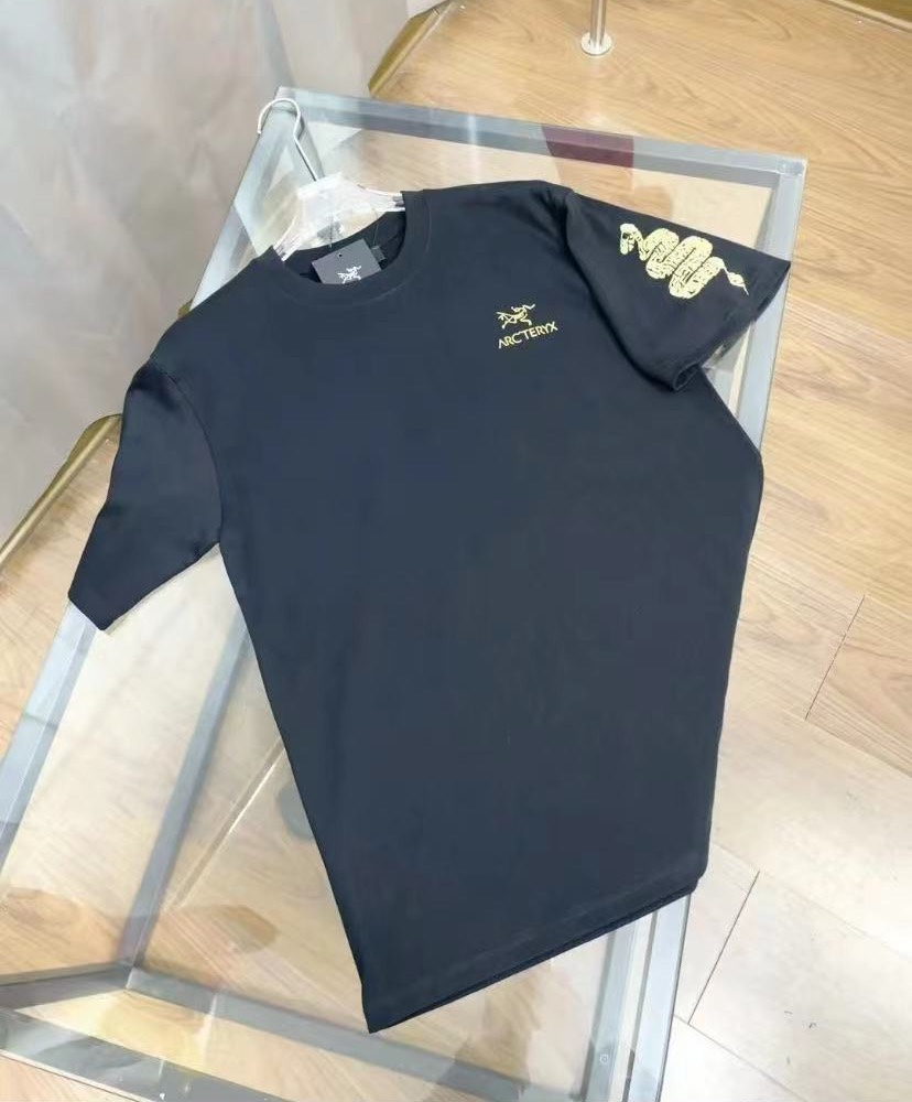 蛇年限定 2025年始祖鸟重工刺绣 潮品短袖T,男女同款, 颜色:黑色,酒红色,白色 最大可穿到200斤