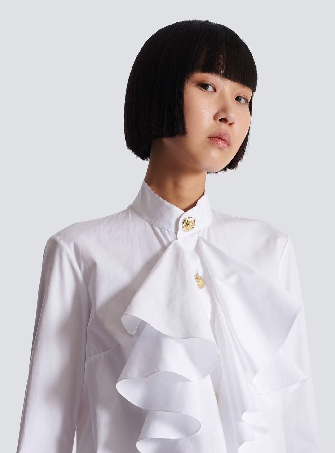 NO:436592,Balmai* 25Fw early autumn new style plain three-dimensional lace wrinkled shirt丨Exclusive high-end production!  Twill cotton material, smooth and comfortable texture, long-sleeved shirt design, modify the body and temperament, delicate collar buckles and cuffs, match with three-dimensional wrinkled lace design on the chest, add a European style of palace luxury, neat tailoring details show the texture, large body, plain color, versatile, not picky, pure and multiply, easy to adapt to other items, daily casual commuting, no mistakes, S/M/L,,balmain,shirts,alexander wang19860909Balmai* 25Fw早秋新款 素色立体花边皱褶衬衫丨独家高版出品！斜纹全棉材质 质感垂顺舒适 正肩长袖衬衫设计 修饰身材气质恬静 精巧领扣与袖口呼应 搭配胸前立体皱褶花边设计 更添欧式的宫廷华贵气息 利落剪裁细节彰显质感 大身素色百搭不挑人 清纯感倍增 轻松适配其他单品 日常休闲通勤穿着不出错 现货发售S/M/L,,balmain,shirts,alexander wang,Women's clothing