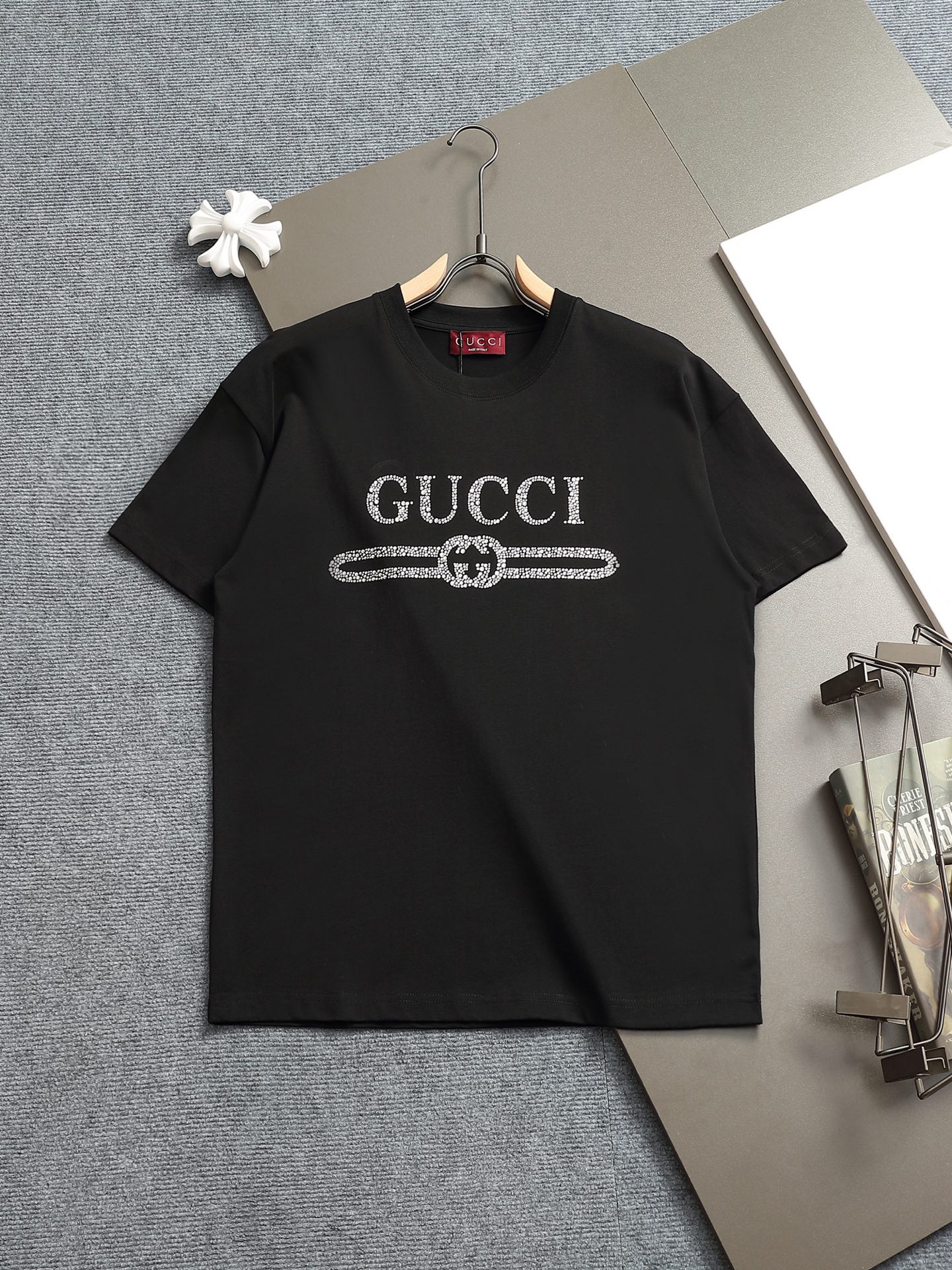 Gucci GUCCI camiseta de manga corta con diseño de letras tridimensionales estampadas en caliente con perlas blancas, al…