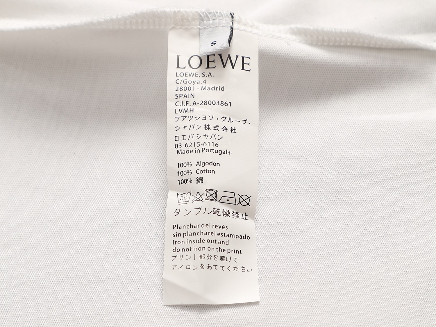 P70   LOEWE   罗意威 微宽版型XS S M L
25ss最新最顶级  经典LOGO拼色刺绣刺绣🪡圆领短袖，最顶级的品质专柜原单短袖，顶级制作工艺进口面料，专柜款独特设计，采用进口高端订制进口丝线手感一流！官网在售！
颜色：11个颜色 大众选择
尺码：XS S M L
尺寸表：
XS：肩宽50-胸围54-衣长70
S：肩宽52-胸围56.5-衣长72
M：肩宽54-胸围59-衣长74
L：肩宽56-胸围61.5-衣长76
