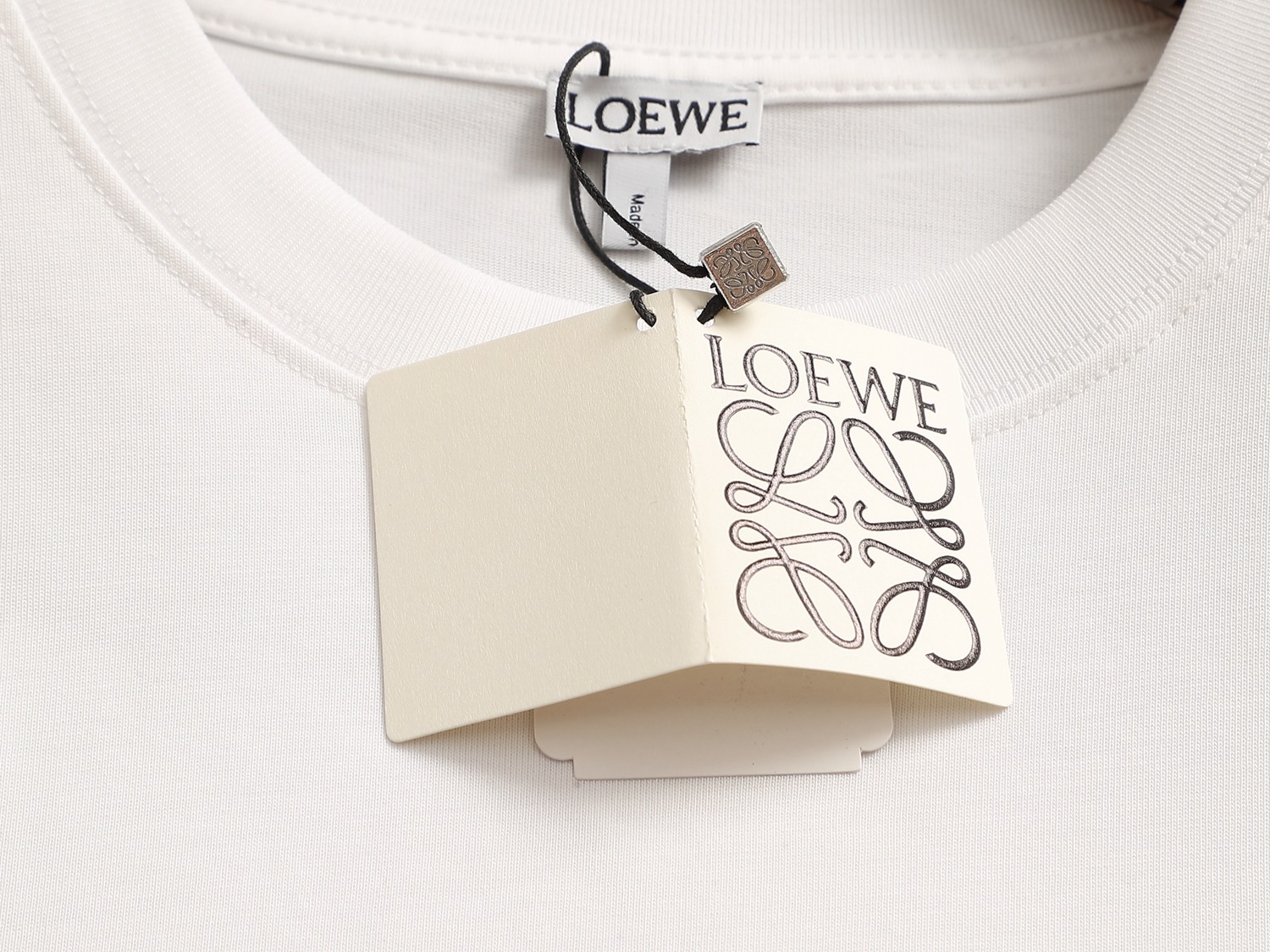P70   LOEWE   罗意威 微宽版型XS S M L
25ss最新最顶级  经典LOGO拼色刺绣刺绣🪡圆领短袖，最顶级的品质专柜原单短袖，顶级制作工艺进口面料，专柜款独特设计，采用进口高端订制进口丝线手感一流！官网在售！
颜色：11个颜色 大众选择
尺码：XS S M L
尺寸表：
XS：肩宽50-胸围54-衣长70
S：肩宽52-胸围56.5-衣长72
M：肩宽54-胸围59-衣长74
L：肩宽56-胸围61.5-衣长76