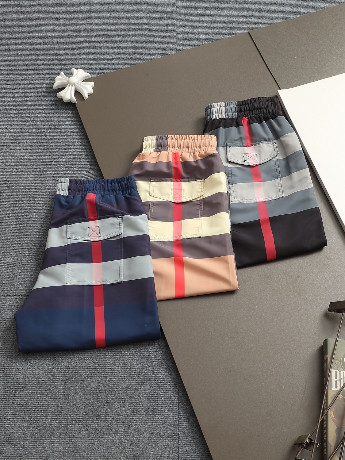 P90
BURBERRY 巴宝莉25ss专柜同款速干沙滩裤短裤🔥情侣款～采用速干面料精心制作，饰以同色调提花图案，突显 巴宝莉经典的 格子印花。厚板立体！衣服偏厚使整体高透气和柔软性的质感更加凸显，饱满的质感引起极度舒适。高端人士必备单品，原厂辅料三标齐全！男女同款！
颜色：黑色 卡其色 灰色
尺码：S M L XL