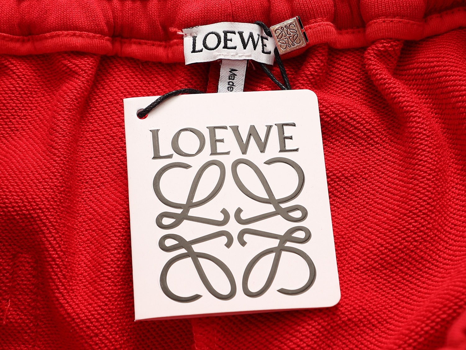 P90
LOEWE    罗意威   25ss专柜同款毛圈短裤🔥情侣款～采用棉质毛圈面料精心制作，饰以同色调提花图案，突显罗意威经典的logo刺绣厚板立体！裤子偏厚使整体高透气和柔软性的质感更加凸显，饱满的棉质感引起极度舒适。高端人士必备单品，原厂辅料三标齐全！男女同款！
颜色：黑色  杏色 绿色 红色
尺码：S M L XL