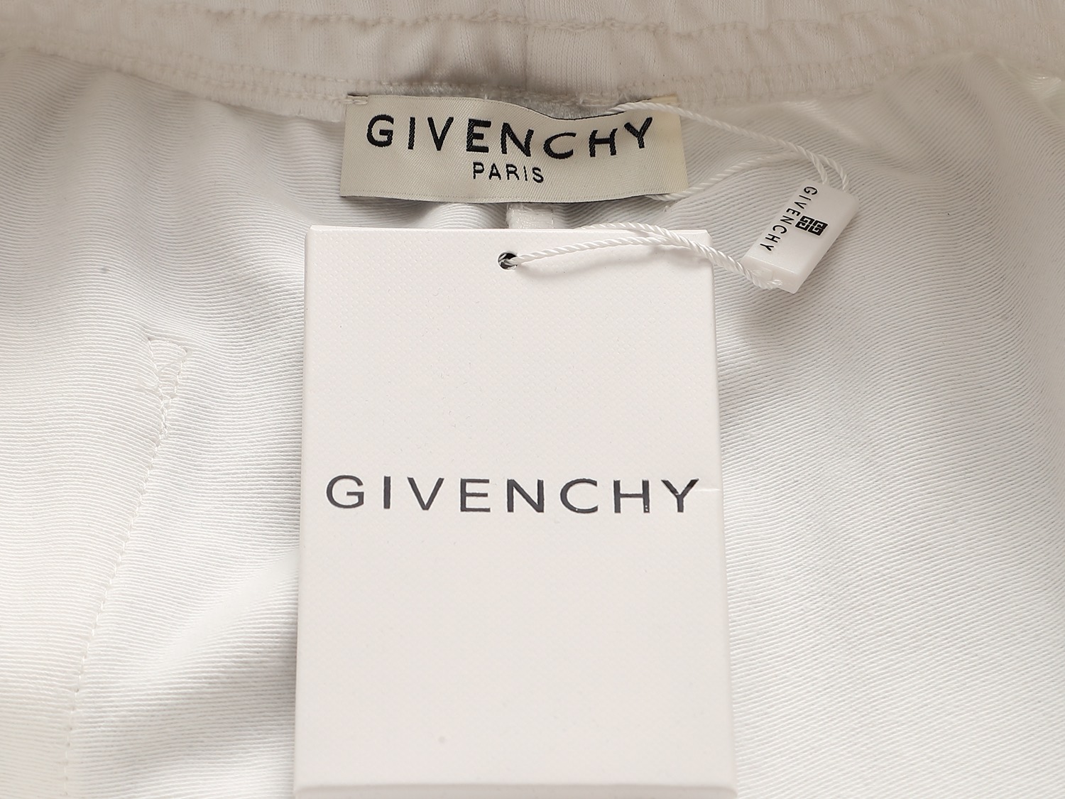 P90
GIVENCHY  纪梵希   25ss专柜同款毛圈短裤🔥情侣款～采用棉质毛圈面料精心制作，饰以同色调提花图案，采用假2件设计 突显纪梵希经典的logo印花厚板立体！裤子偏厚使整体高透气和柔软性的质感更加凸显，饱满的棉质感引起极度舒适。高端人士必备单品，原厂辅料三标齐全！男女同款！
颜色：黑色  白色 奶茶色 蓝色 藏蓝色
尺码：S M L XL