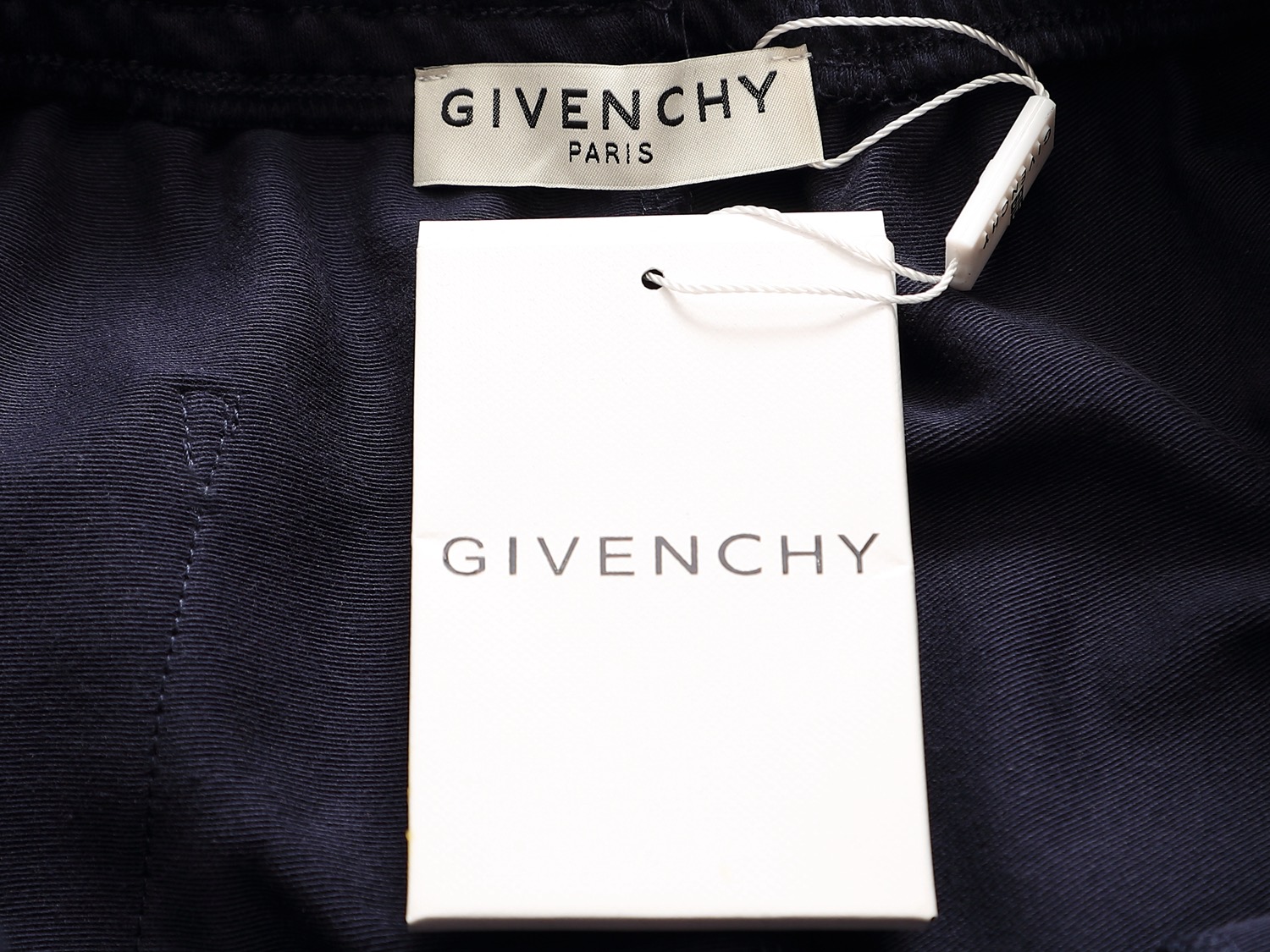 P90
GIVENCHY  纪梵希   25ss专柜同款毛圈短裤🔥情侣款～采用棉质毛圈面料精心制作，饰以同色调提花图案，采用假2件设计 突显纪梵希经典的logo印花厚板立体！裤子偏厚使整体高透气和柔软性的质感更加凸显，饱满的棉质感引起极度舒适。高端人士必备单品，原厂辅料三标齐全！男女同款！
颜色：黑色  白色 奶茶色 蓝色 藏蓝色
尺码：S M L XL