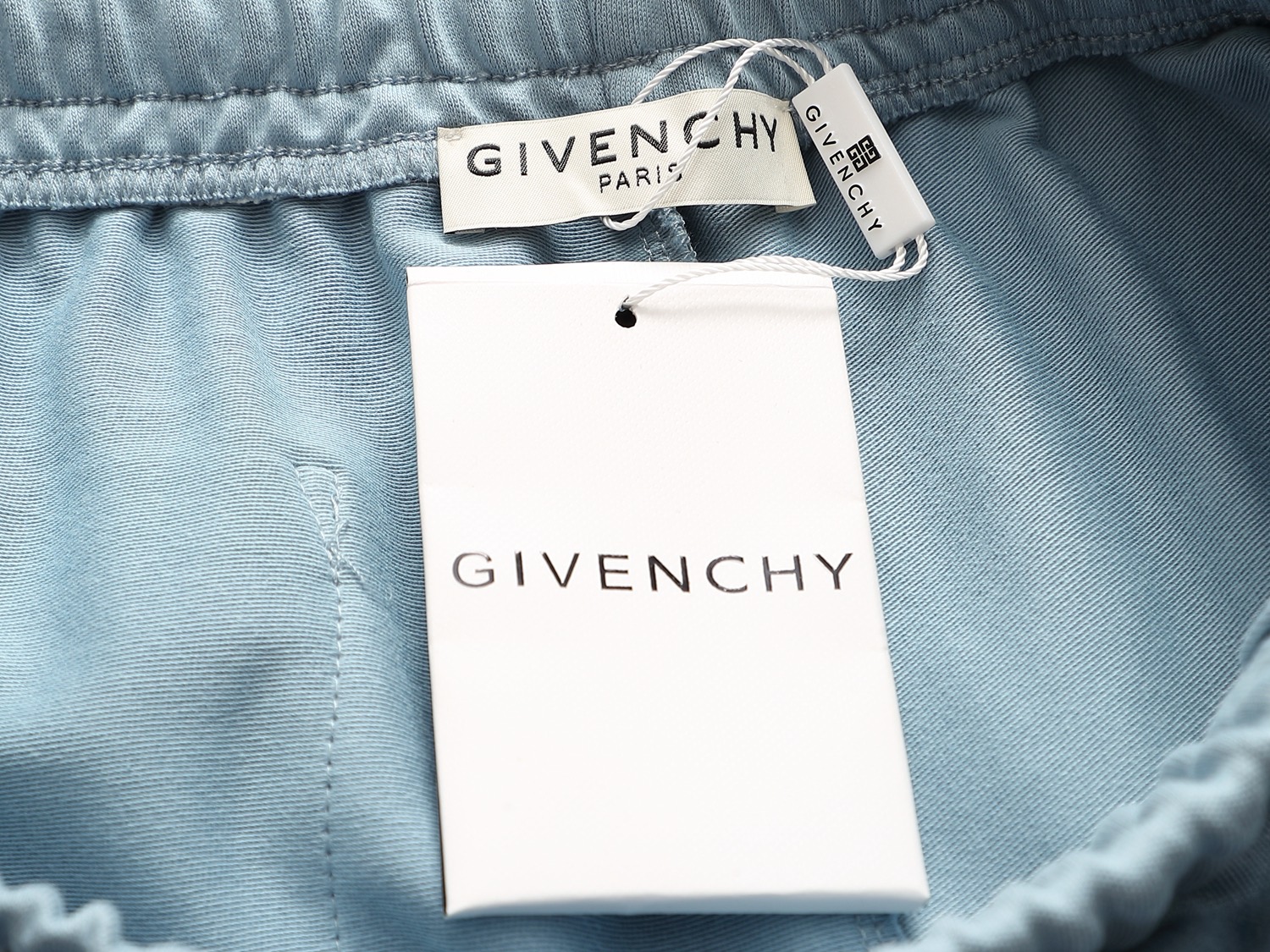 P90
GIVENCHY  纪梵希   25ss专柜同款毛圈短裤🔥情侣款～采用棉质毛圈面料精心制作，饰以同色调提花图案，采用假2件设计 突显纪梵希经典的logo印花厚板立体！裤子偏厚使整体高透气和柔软性的质感更加凸显，饱满的棉质感引起极度舒适。高端人士必备单品，原厂辅料三标齐全！男女同款！
颜色：黑色  白色 奶茶色 蓝色 藏蓝色
尺码：S M L XL