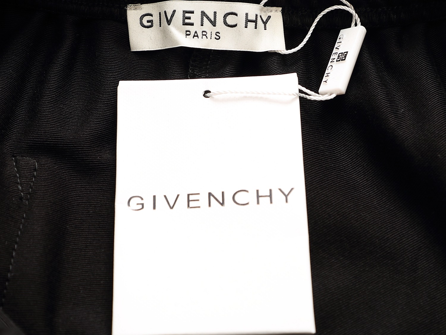 P90
GIVENCHY  纪梵希   25ss专柜同款毛圈短裤🔥情侣款～采用棉质毛圈面料精心制作，饰以同色调提花图案，采用假2件设计 突显纪梵希经典的logo印花厚板立体！裤子偏厚使整体高透气和柔软性的质感更加凸显，饱满的棉质感引起极度舒适。高端人士必备单品，原厂辅料三标齐全！男女同款！
颜色：黑色  白色 奶茶色 蓝色 藏蓝色
尺码：S M L XL