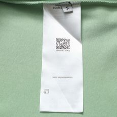 MONCLER 蒙口 极简经典徽章Logo标识精致升级,灵感源自八十年代复古原版面料 官方同款 打底衫 MONCLER 蒙口 极简经典徽章Logo标识精致升级,灵感源自八十年代复古原版面料 官方同款 打底衫